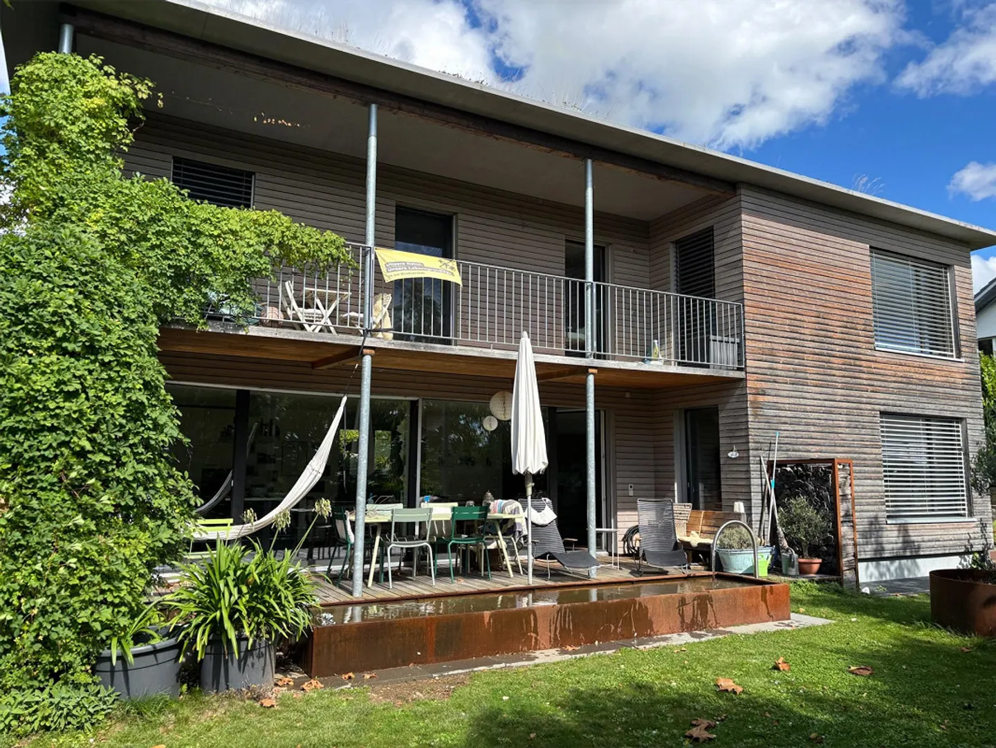 Grosses Einfamilienhaus mit Garten und Garage am Rande der Rebberge - Foto 1 von 14