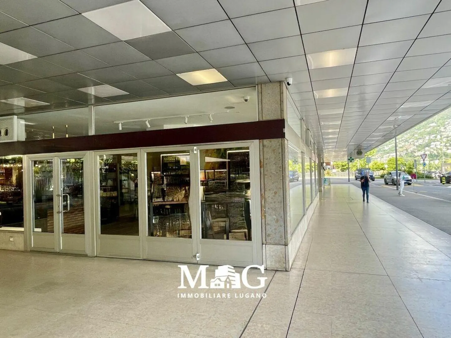 Centro città di Lugano: Spazio commerciale con 3 grandi vetrine affacciate sul lago - Foto 3 di 6