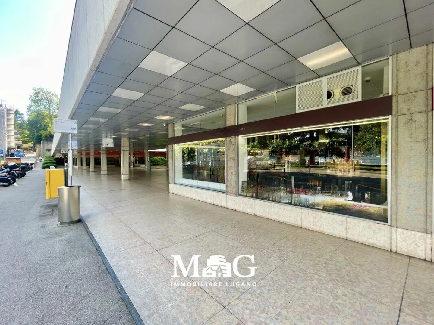 Centro città di Lugano: Spazio commerciale con 3 grandi vetrine affacciate sul lago - Foto 2 di 6