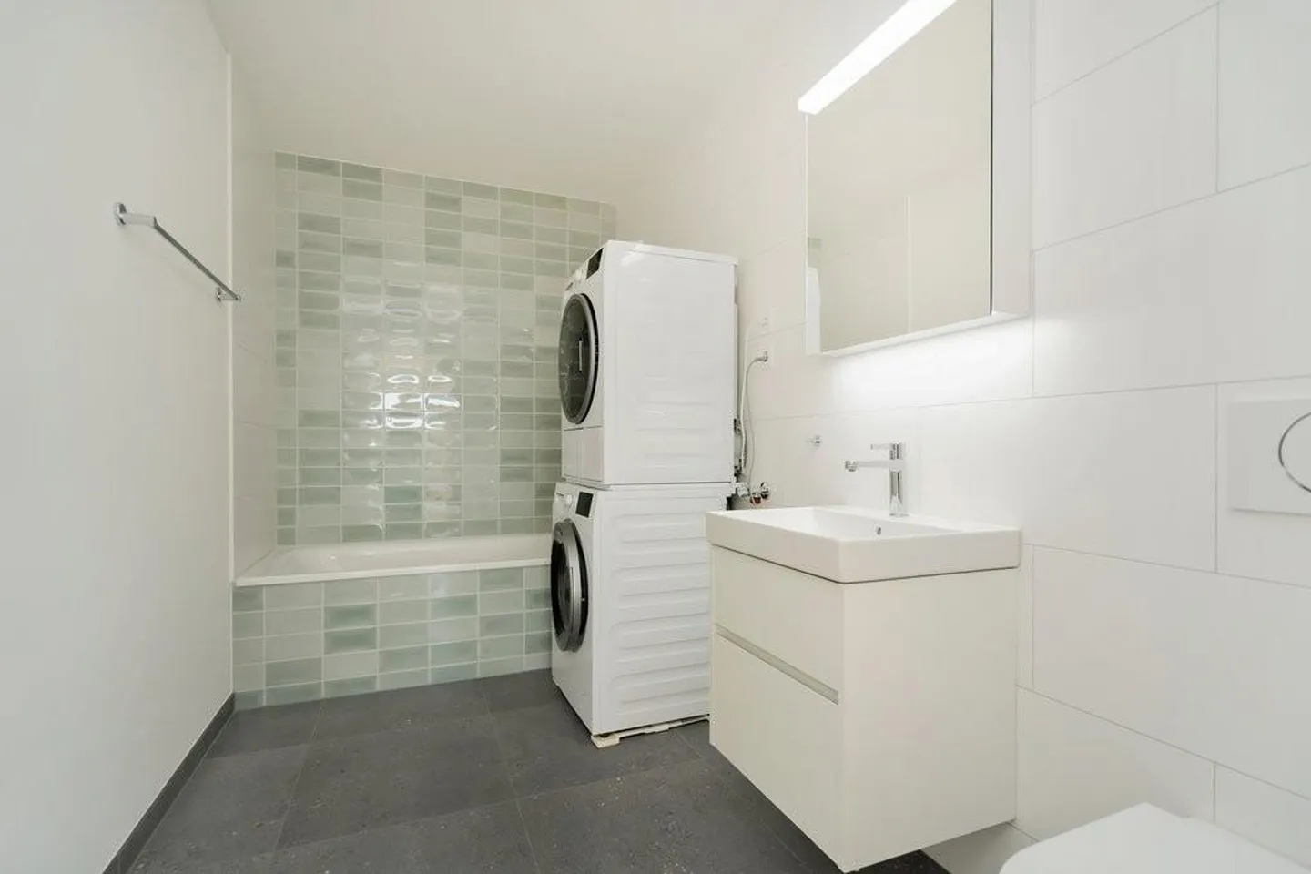 Appartement penthouse exclusif de 2,5 pièces avec loggia et terrasse - Photo 3 sur 6