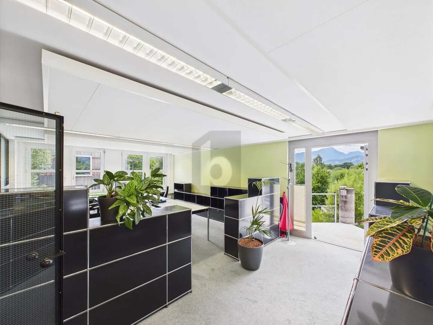 À LA SORTIE DE L'AUTOROUTE, SITUÉ AU CALME - Photo 1 sur 6