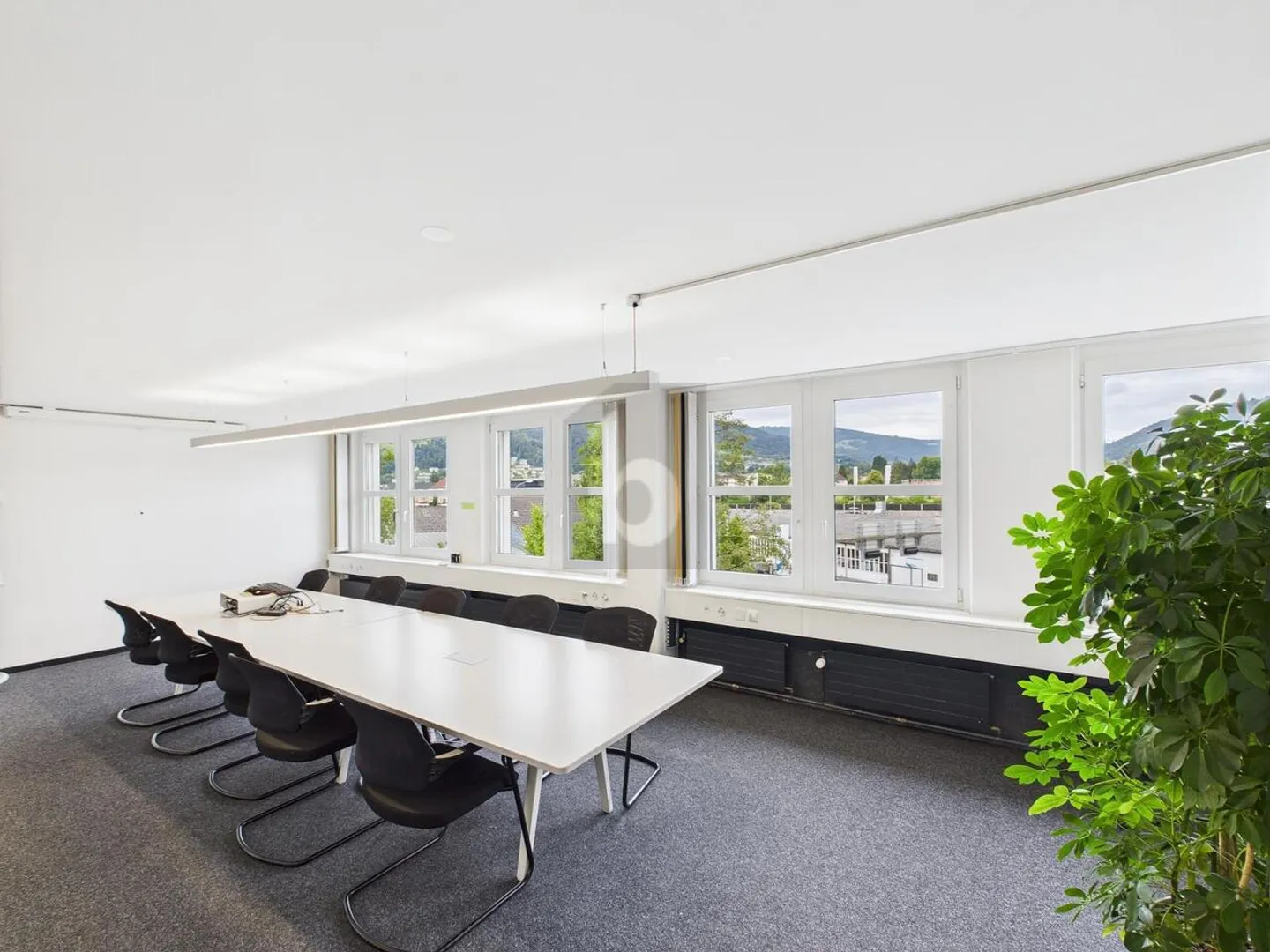 À LA SORTIE DE L'AUTOROUTE, SITUÉ AU CALME - Photo 3 sur 6