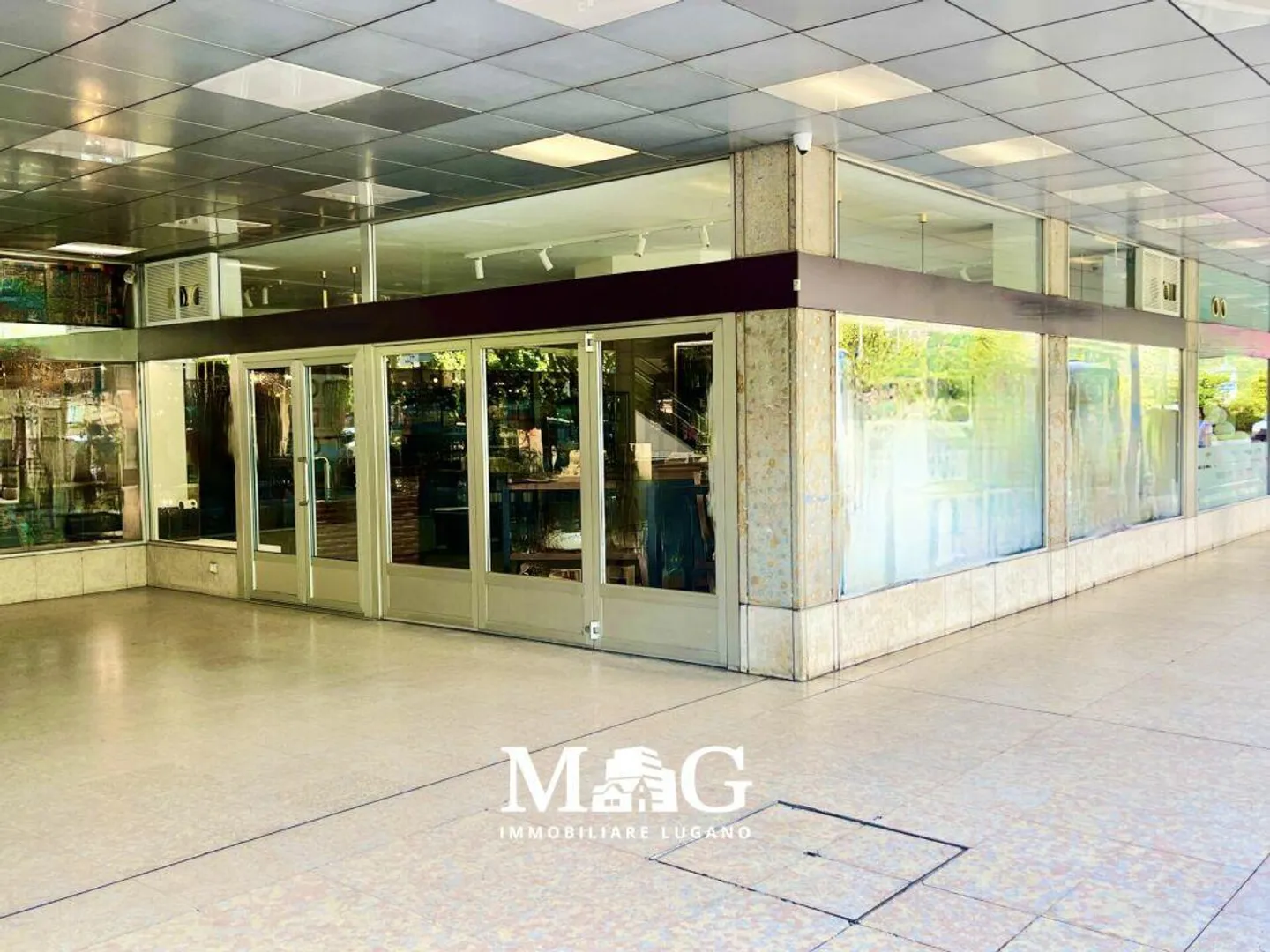Centro città di Lugano: Spazio commerciale con 3 grandi vetrine affacciate sul lago - Foto 6 di 6