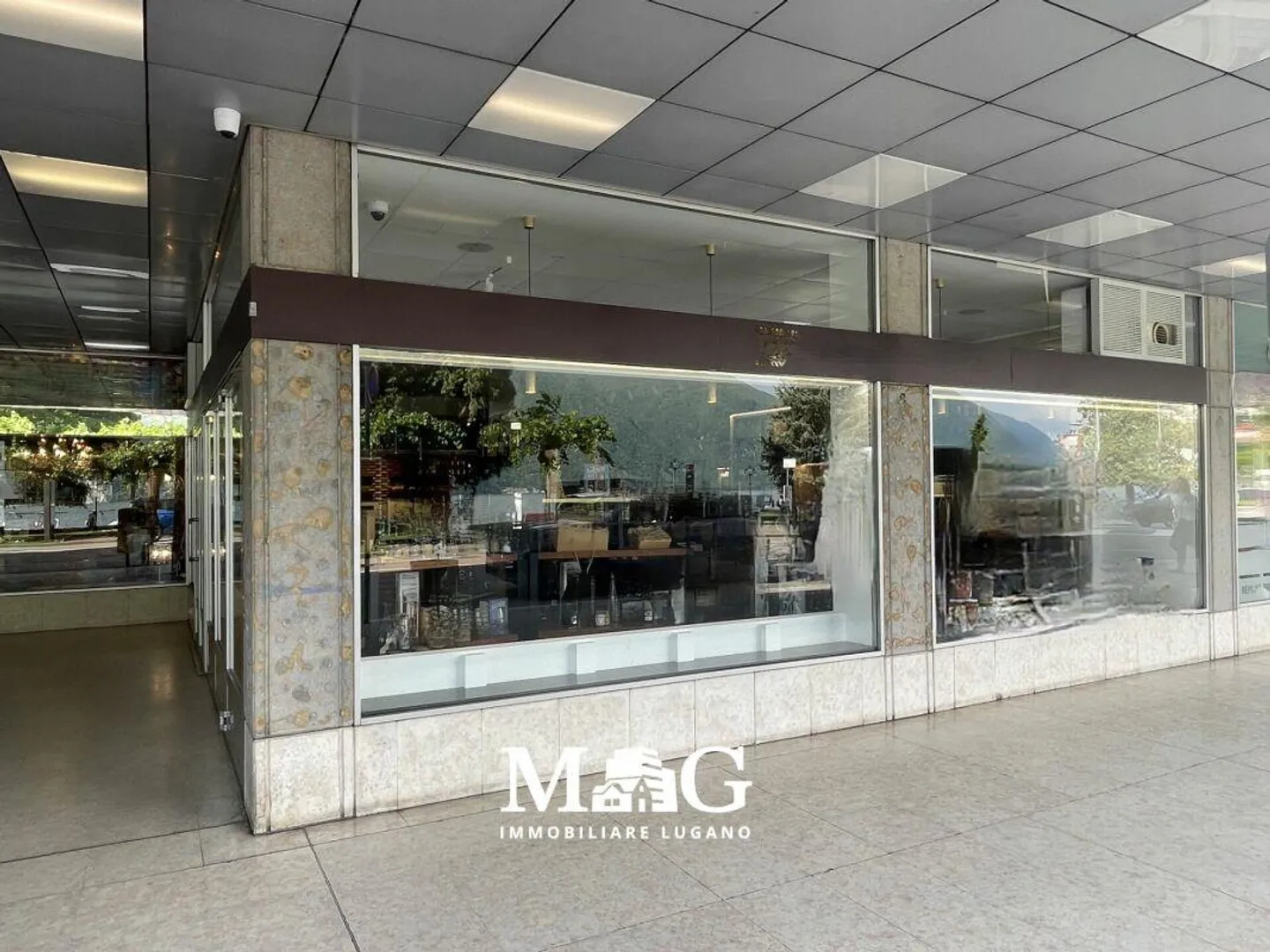 Centro città di Lugano: Spazio commerciale con 3 grandi vetrine affacciate sul lago - Foto 5 di 6