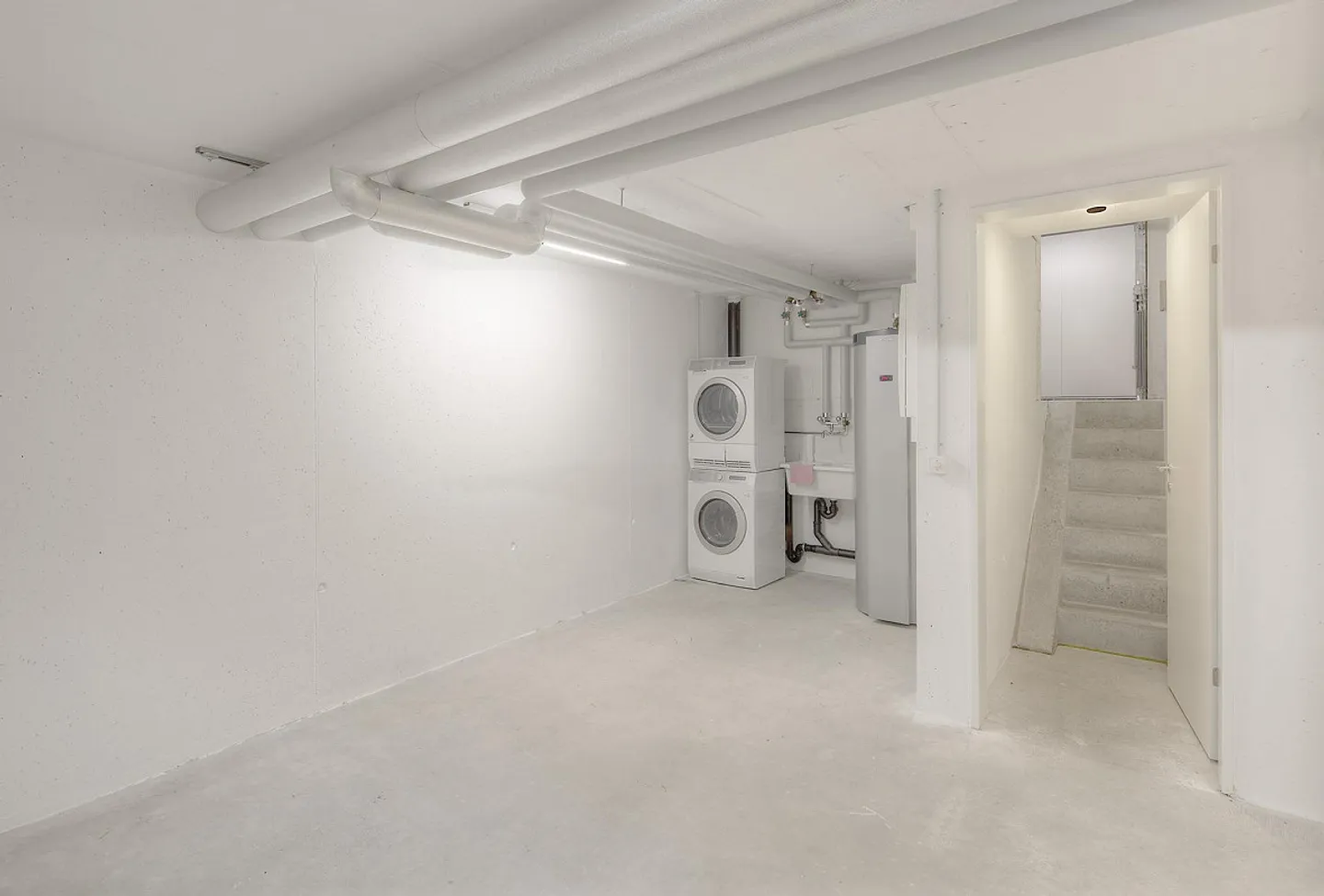 Modern Townhouse with Garden - Photo 4 of 12