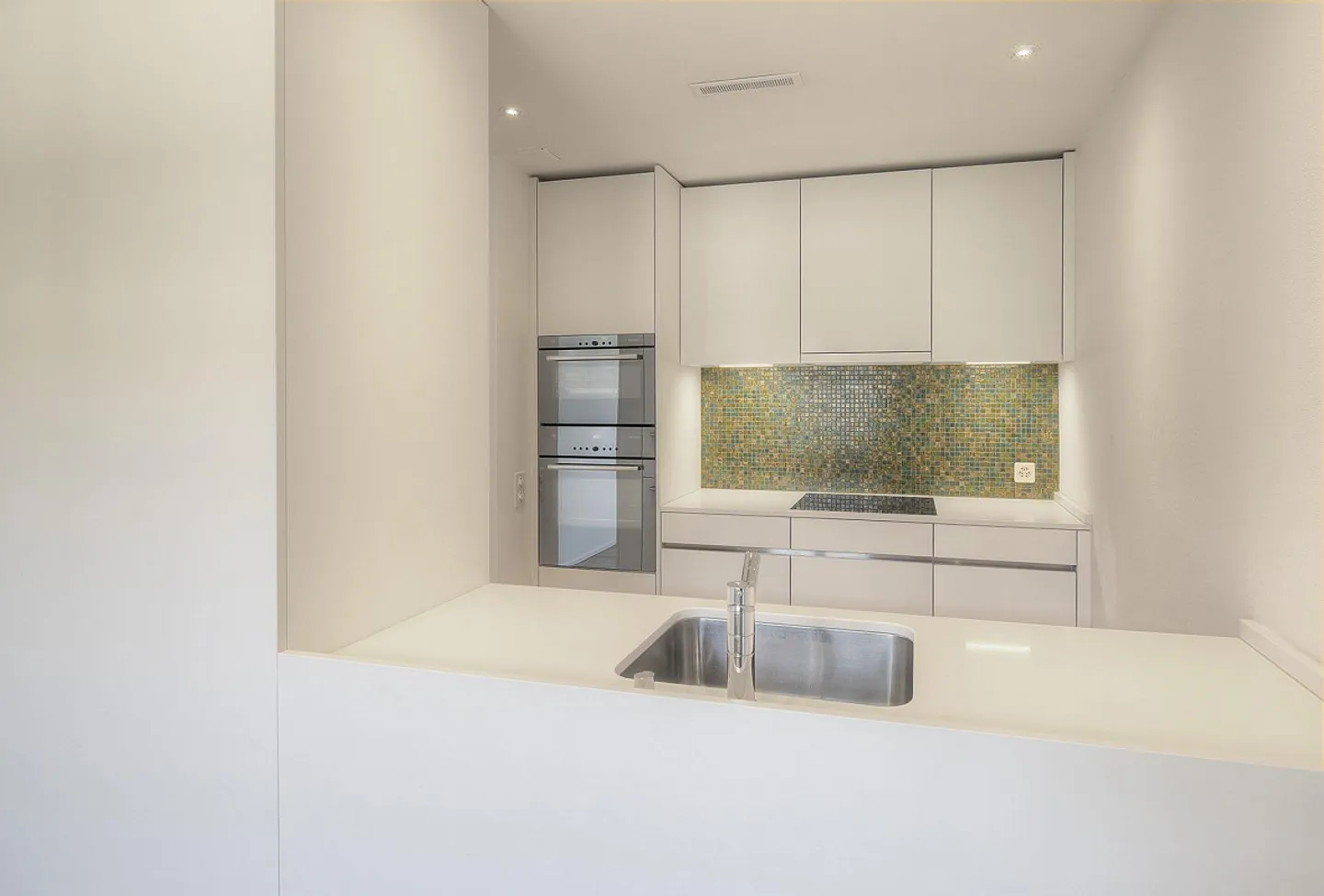 Modern Townhouse with Garden - Photo 7 of 12
