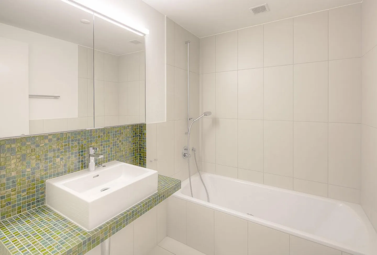 Modern Townhouse with Garden - Photo 10 of 12