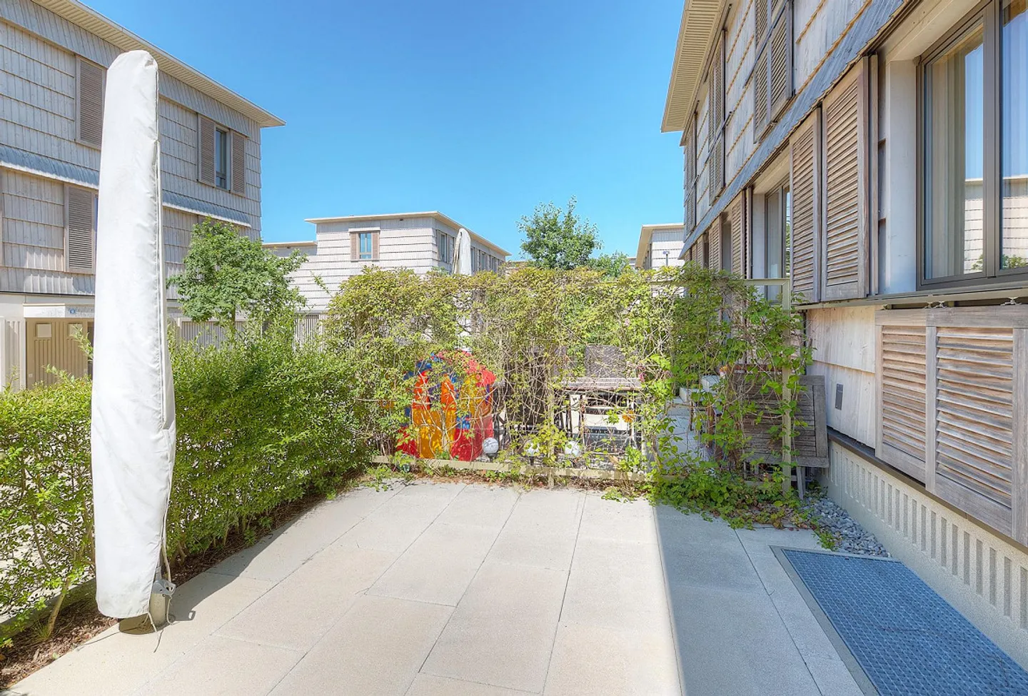 Modern Townhouse with Garden - Photo 12 of 12
