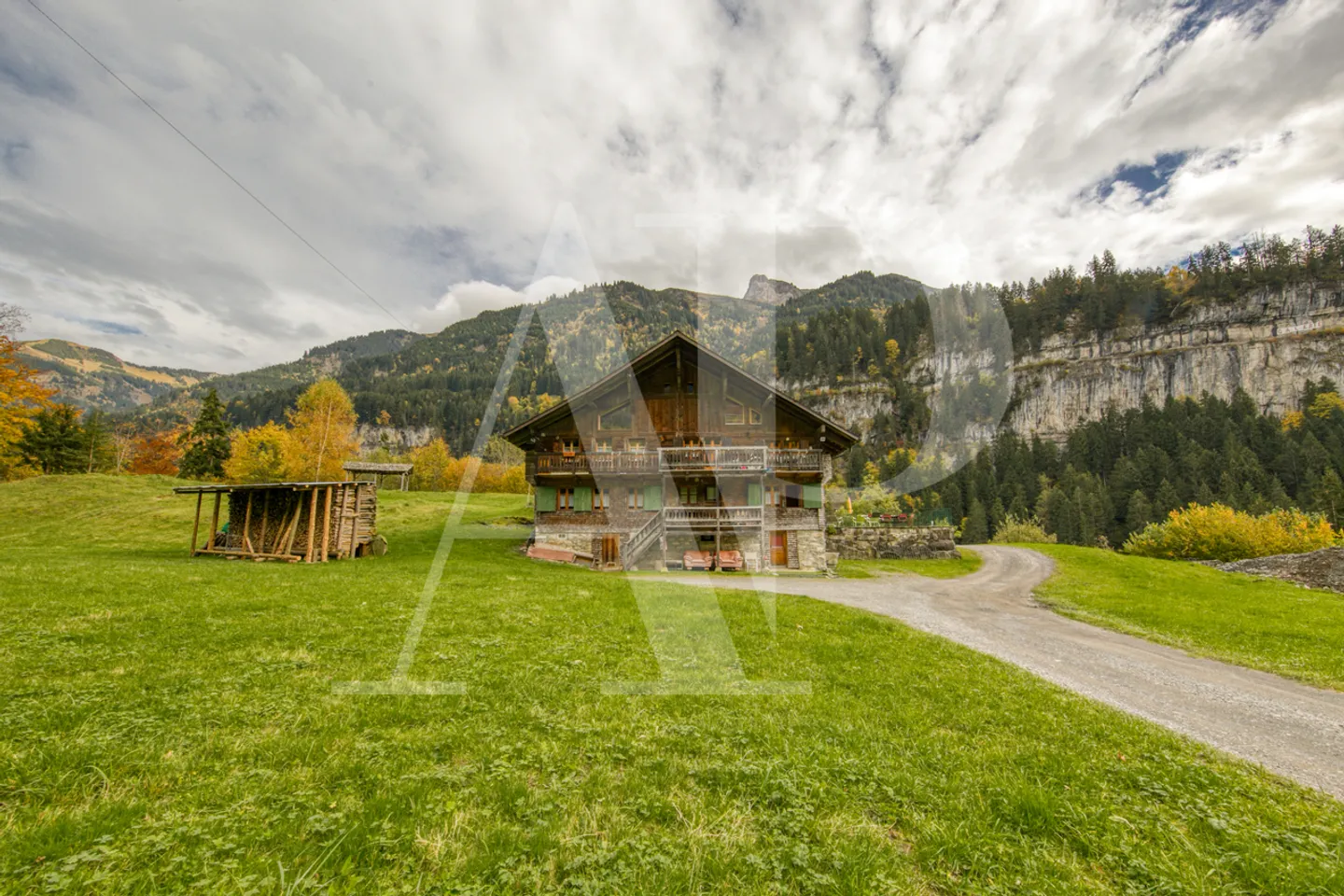 FOR SALE APARTMENT 5.5 ROOMS IN AN AUTHENTIC CHALET - Photo 5 of 25