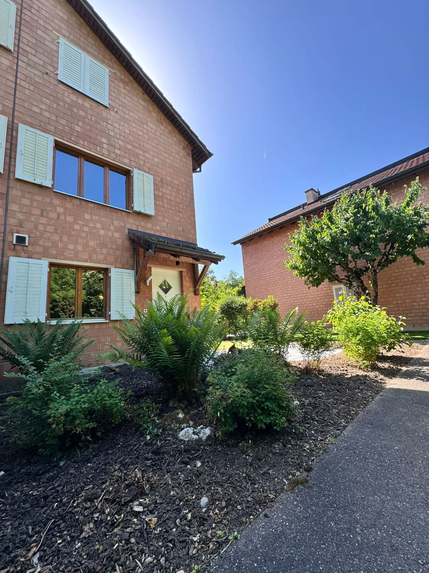 Casa unifamiliare angolare con giardino, carport, piscina e 5,5 stanze - disponibile immediatamente - Foto 2 di 22