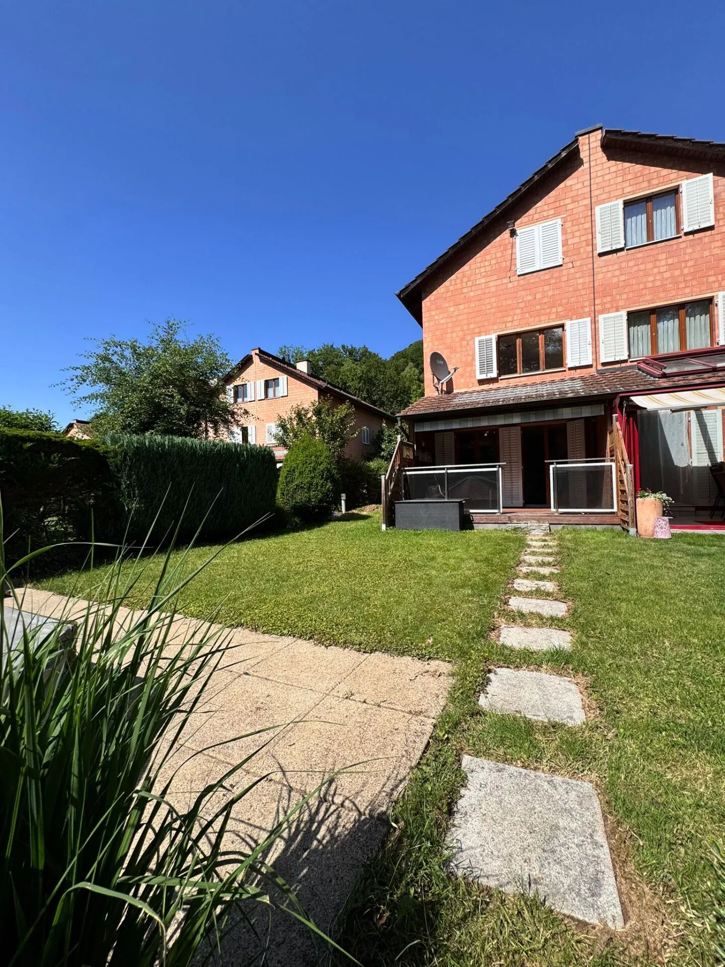 Casa unifamiliare angolare con giardino, carport, piscina e 5,5 stanze - disponibile immediatamente - Foto 1 di 22