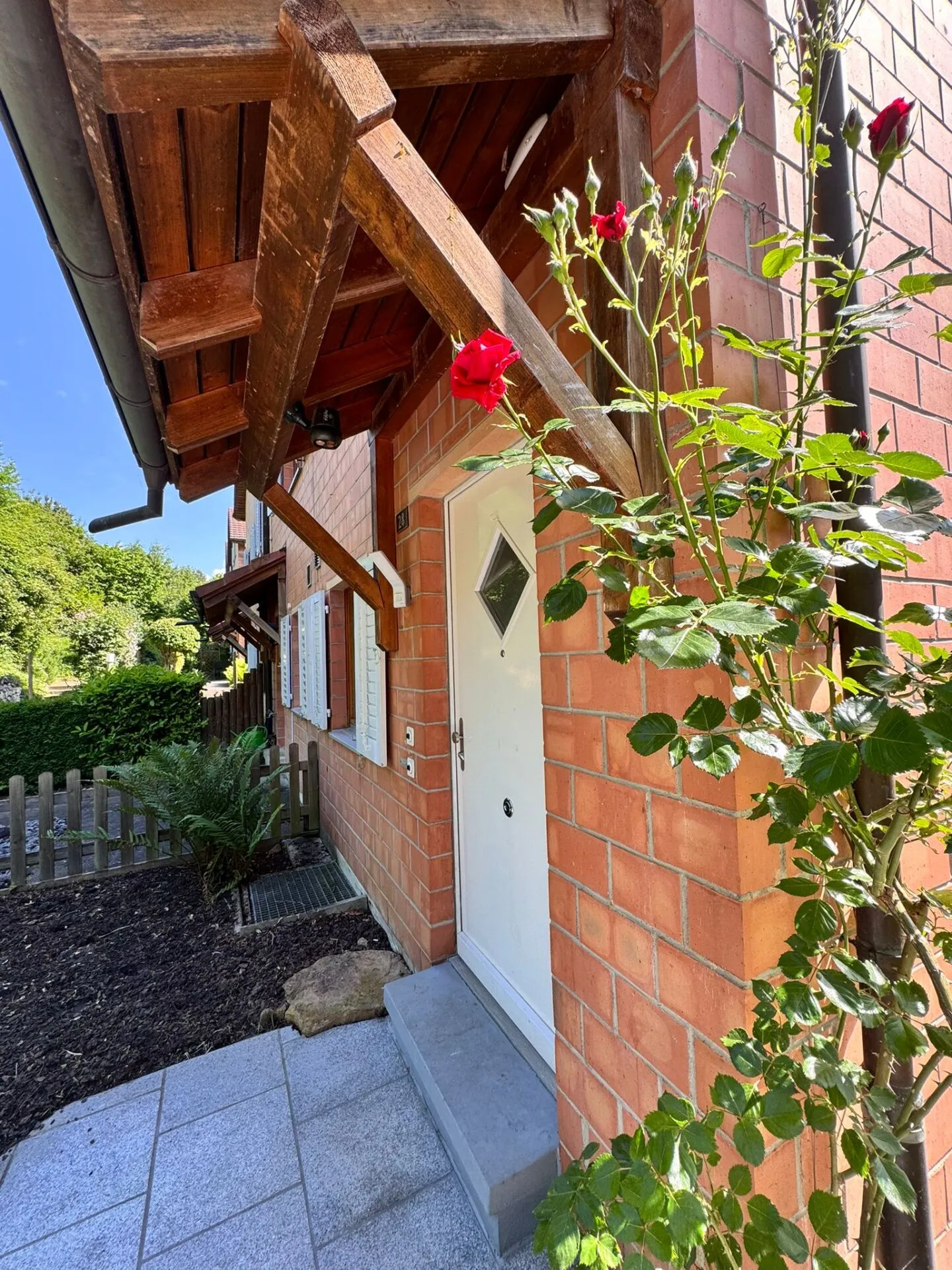 Casa unifamiliare angolare con giardino, carport, piscina e 5,5 stanze - disponibile immediatamente - Foto 3 di 22