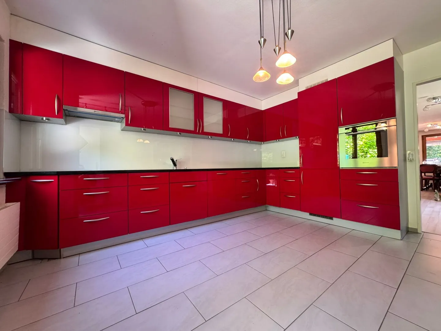 Casa unifamiliare angolare con giardino, carport, piscina e 5,5 stanze - disponibile immediatamente - Foto 6 di 22