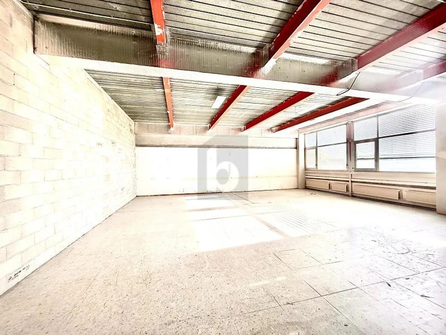 SPACIOUS AND CENTRAL - Photo 2 of 6