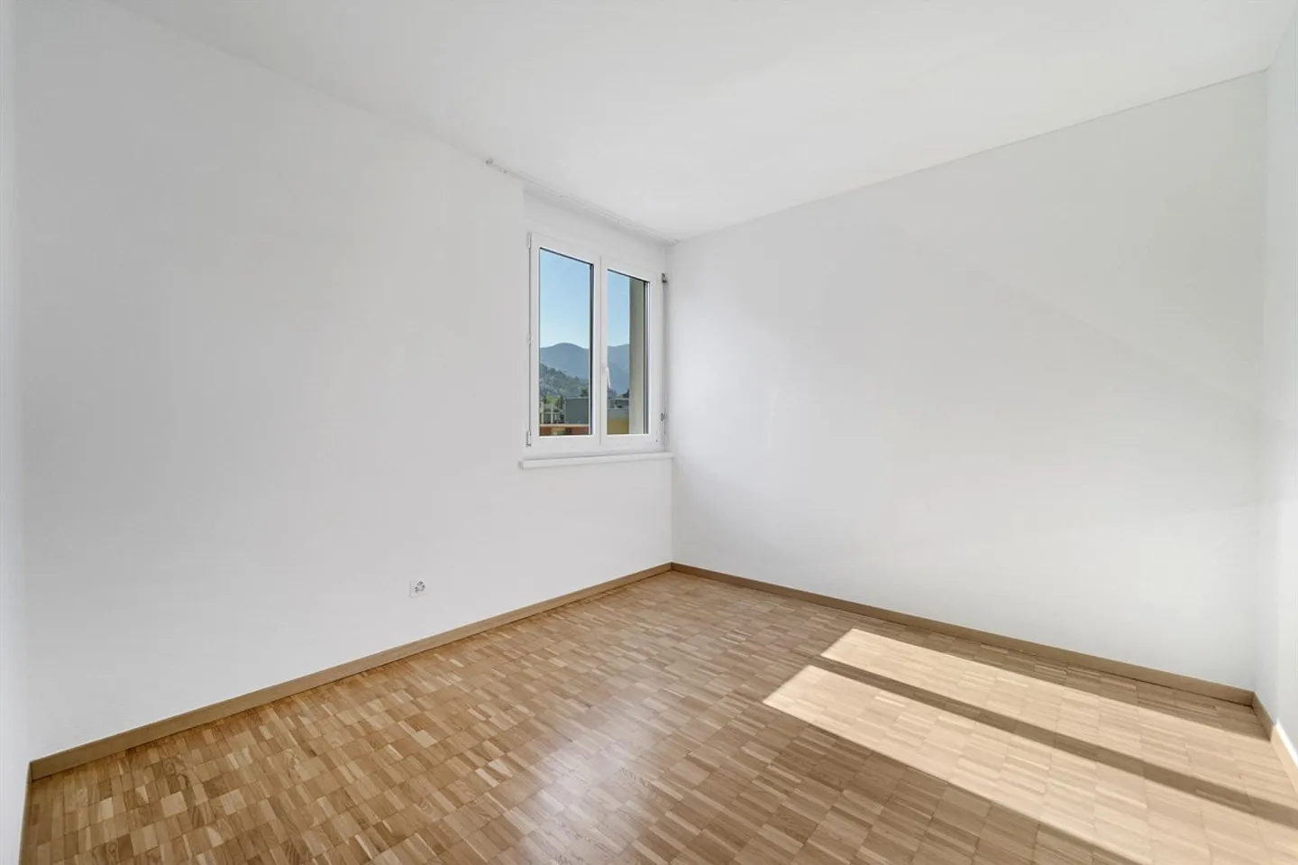 Spacious 4.5 Room Apartment - Photo 3 of 11