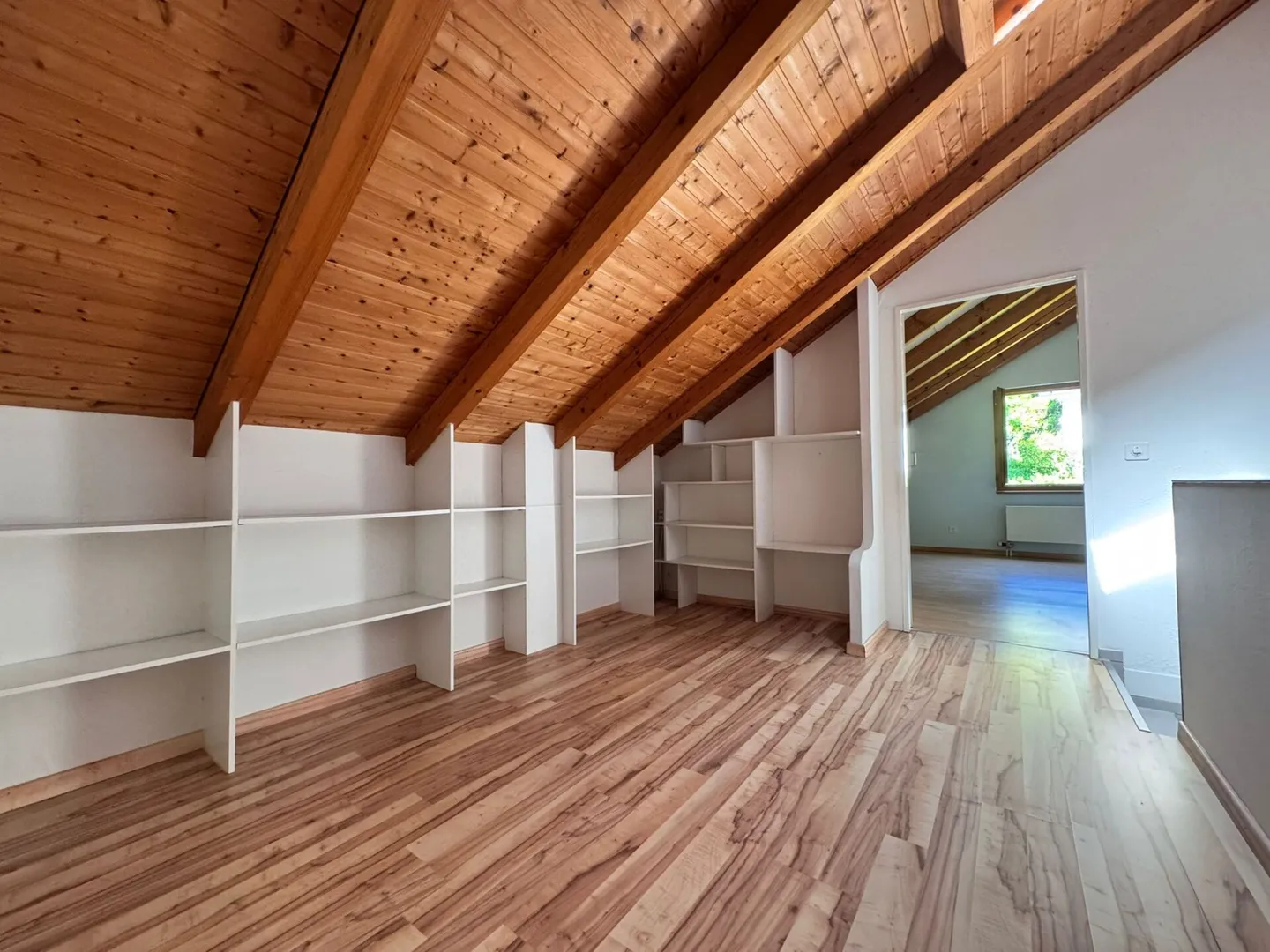 Casa unifamiliare angolare con giardino, carport, piscina e 5,5 stanze - disponibile immediatamente - Foto 9 di 22