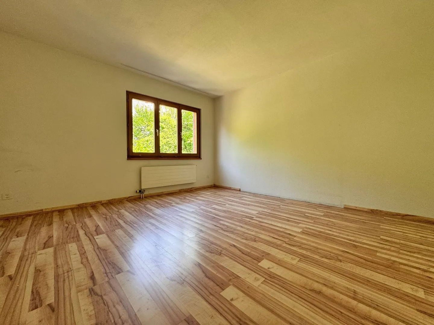 Casa unifamiliare angolare con giardino, carport, piscina e 5,5 stanze - disponibile immediatamente - Foto 12 di 22