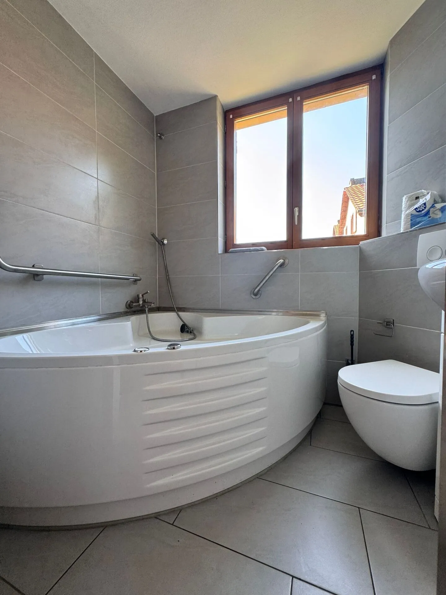 Casa unifamiliare angolare con giardino, carport, piscina e 5,5 stanze - disponibile immediatamente - Foto 13 di 22