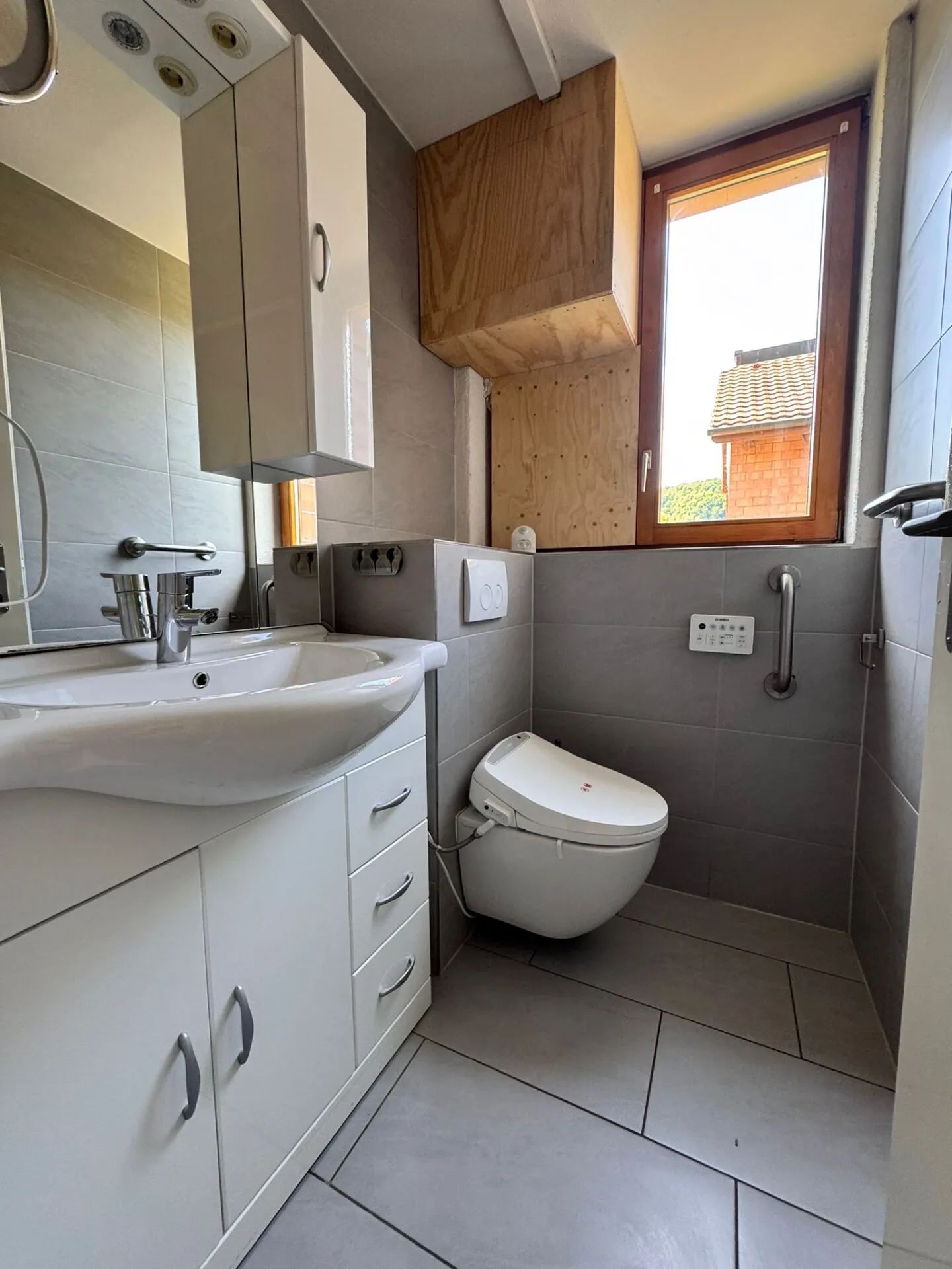 Casa unifamiliare angolare con giardino, carport, piscina e 5,5 stanze - disponibile immediatamente - Foto 14 di 22