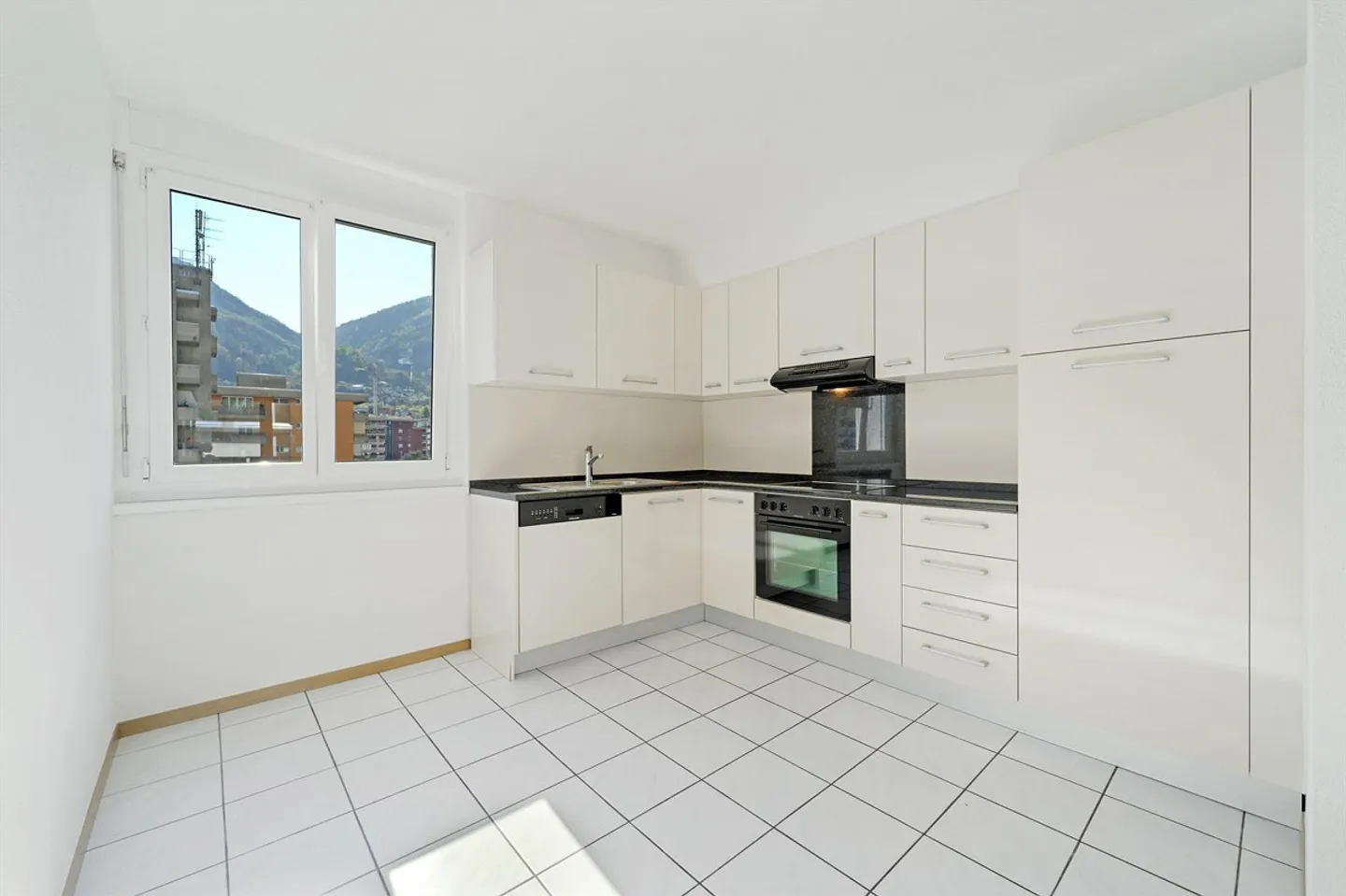 Spacious 4.5 Room Apartment - Photo 6 of 11