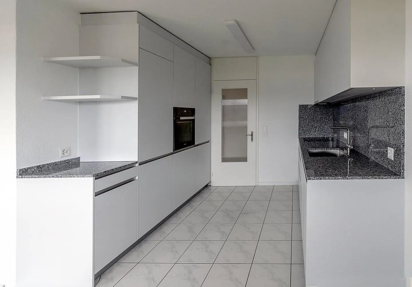 Vivre avec vue sur le lac : Appartement rénové de 3,5 pièces à Oberrieden - Photo 4 sur 7