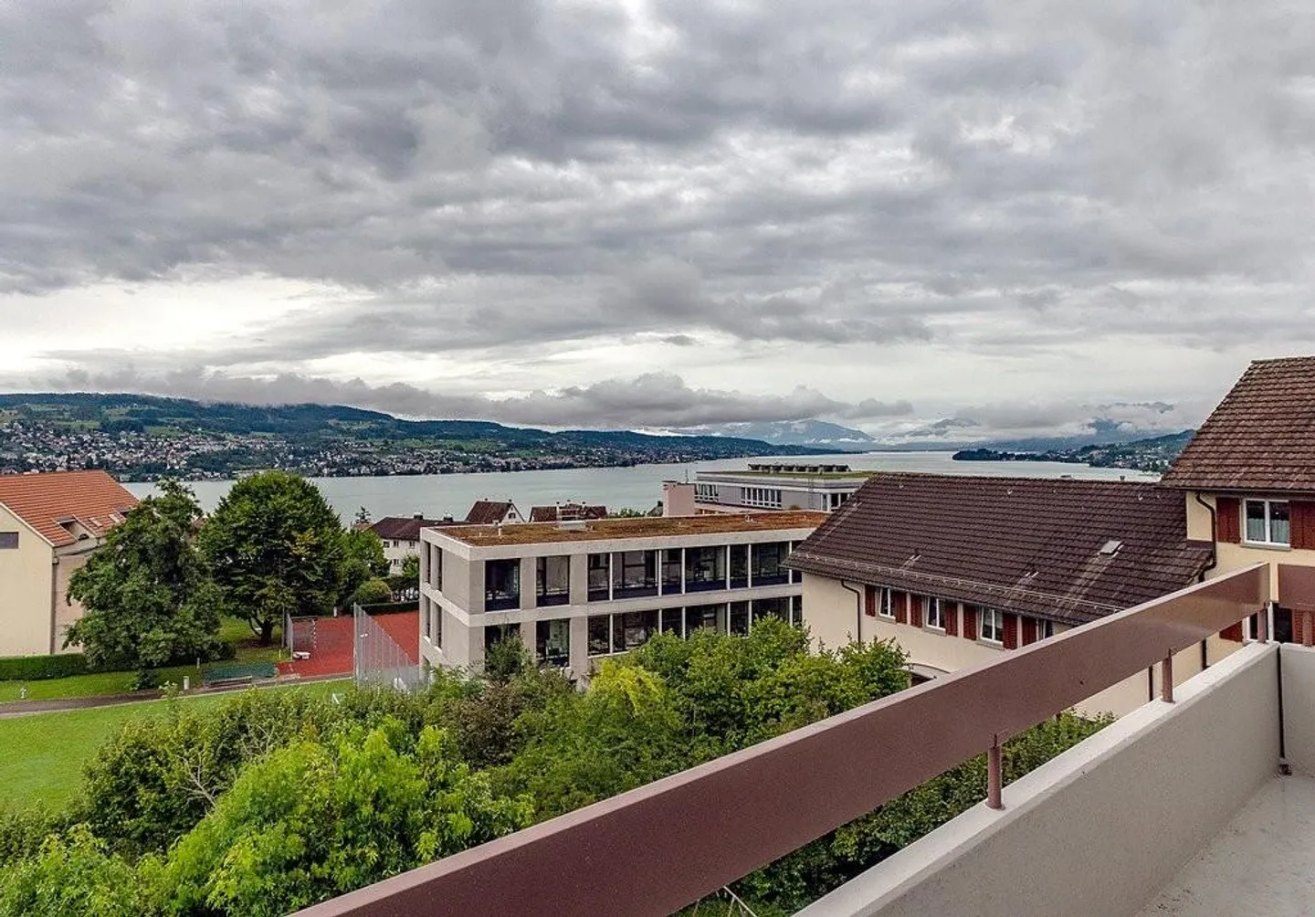 Vivre avec vue sur le lac : Appartement rénové de 3,5 pièces à Oberrieden - Photo 6 sur 7