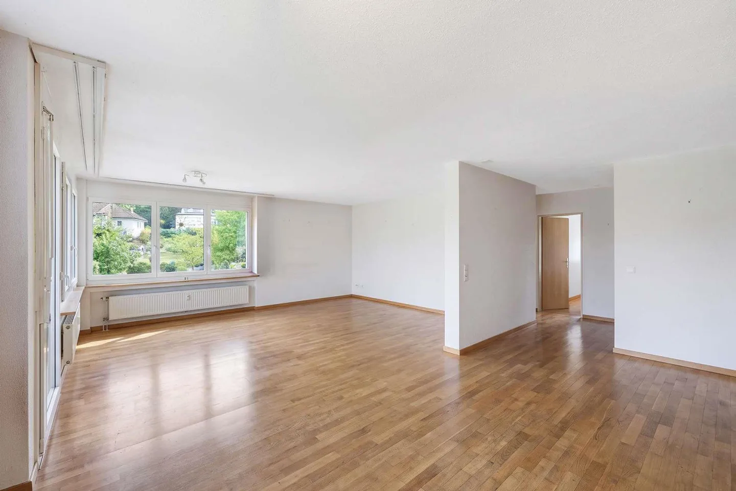 3.5-Room Apartment in a Central Location in Neuhausen - Photo 2 of 10