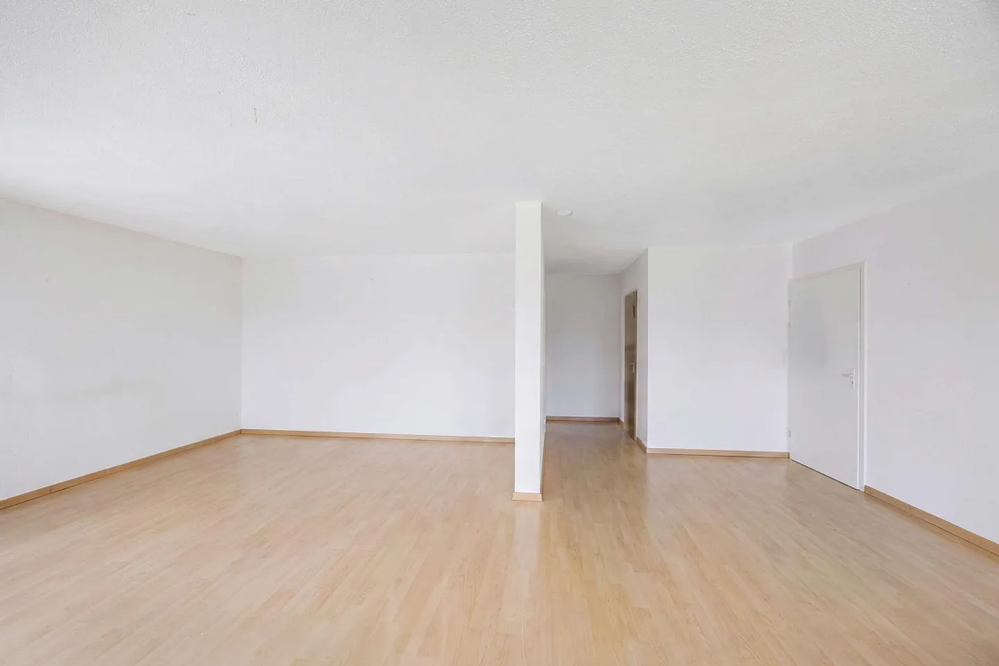 3.5-Room Apartment in a Central Location in Neuhausen - Photo 3 of 10