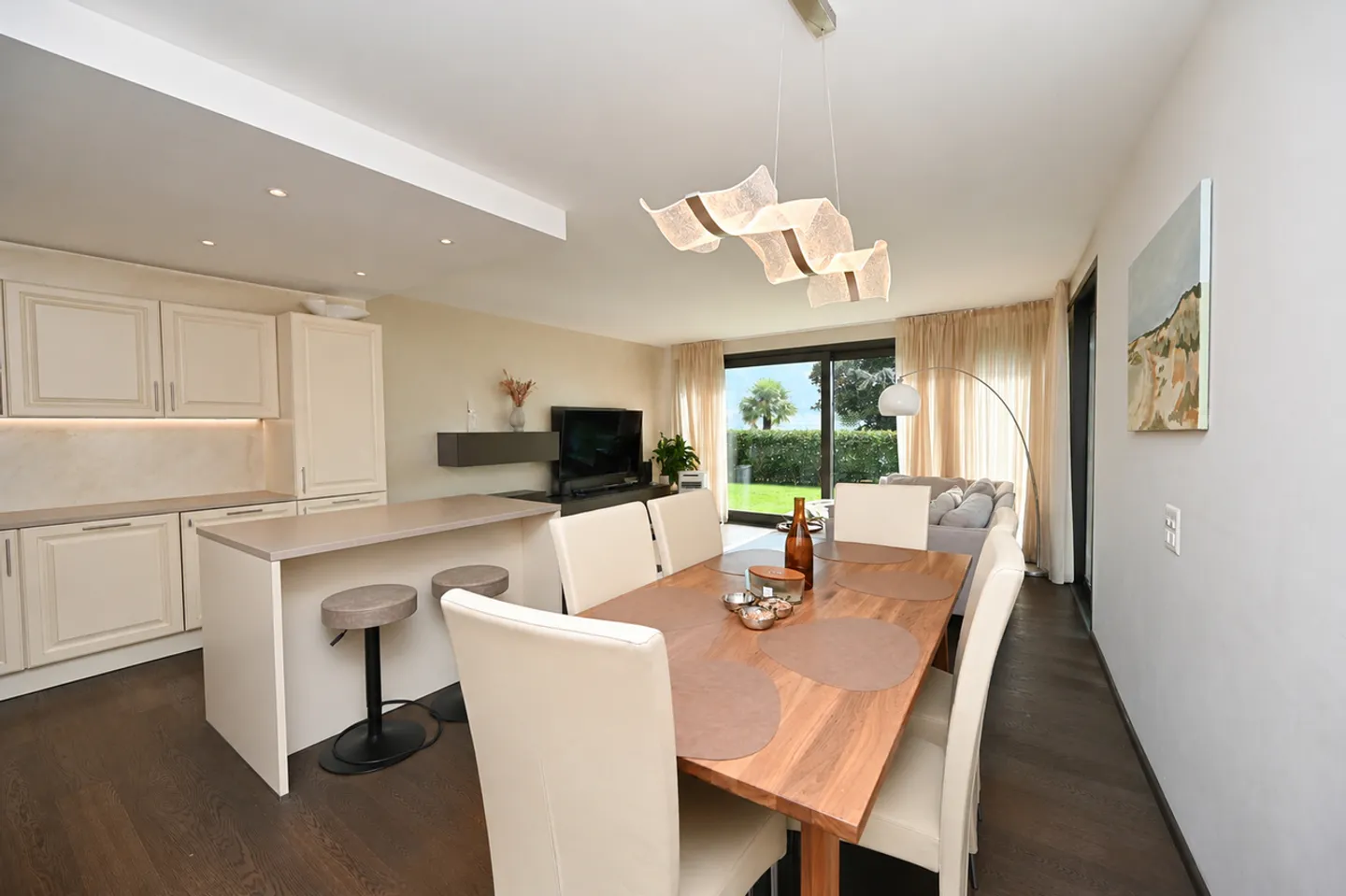Refined Apartment with Private Garden and Lake View - Photo 9 of 27