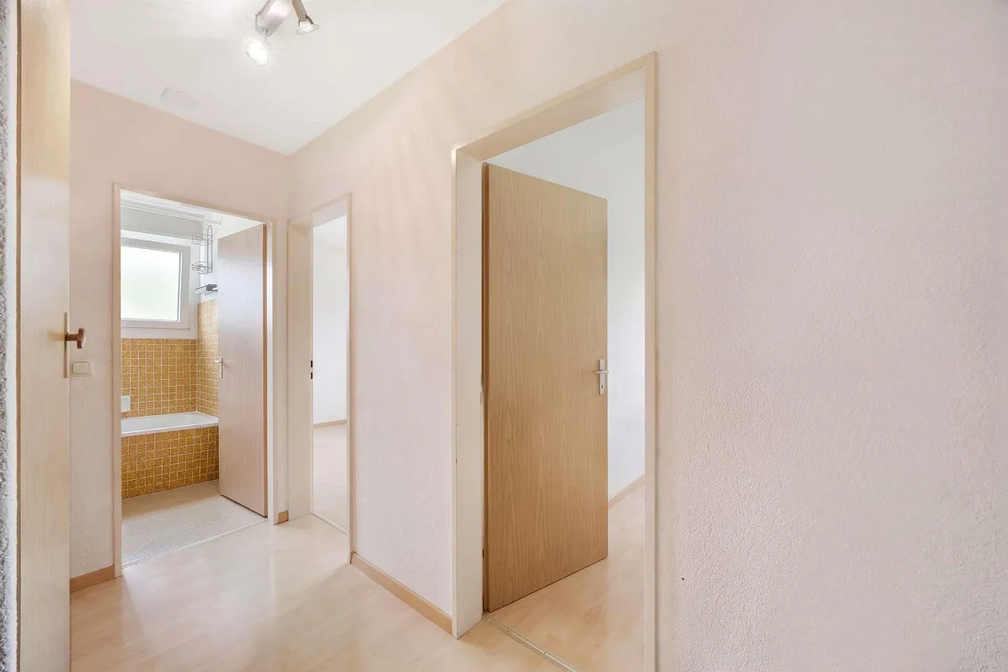 3.5-Room Apartment in a Central Location in Neuhausen - Photo 8 of 10