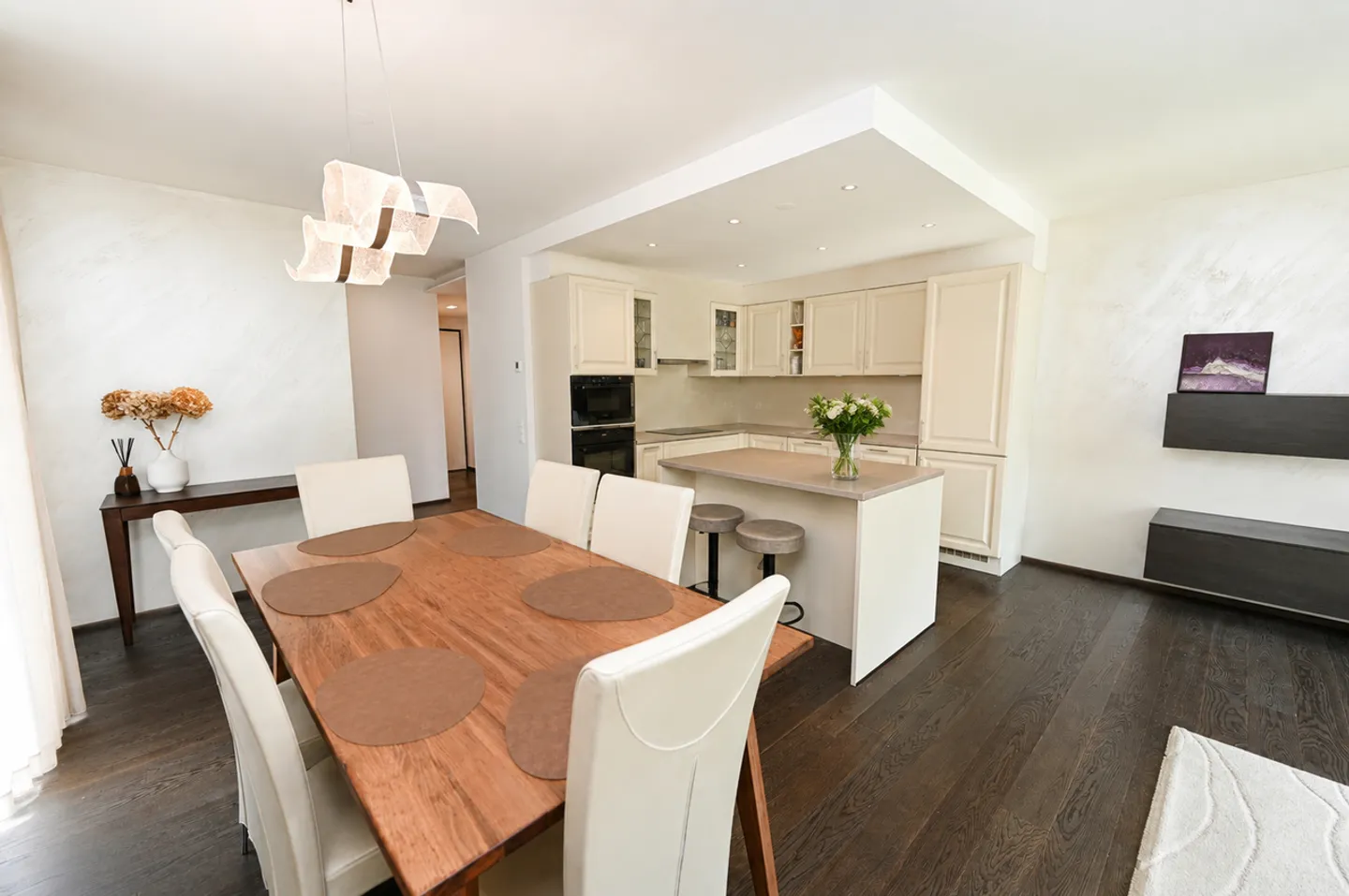 Refined Apartment with Private Garden and Lake View - Photo 11 of 27