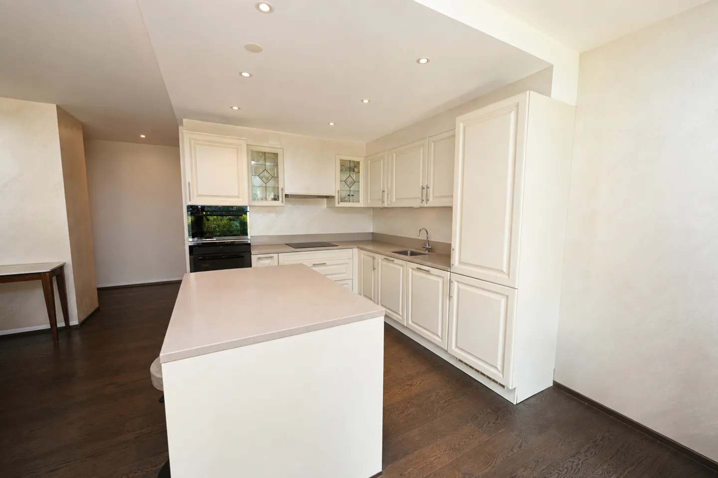 Refined Apartment with Private Garden and Lake View - Photo 12 of 27
