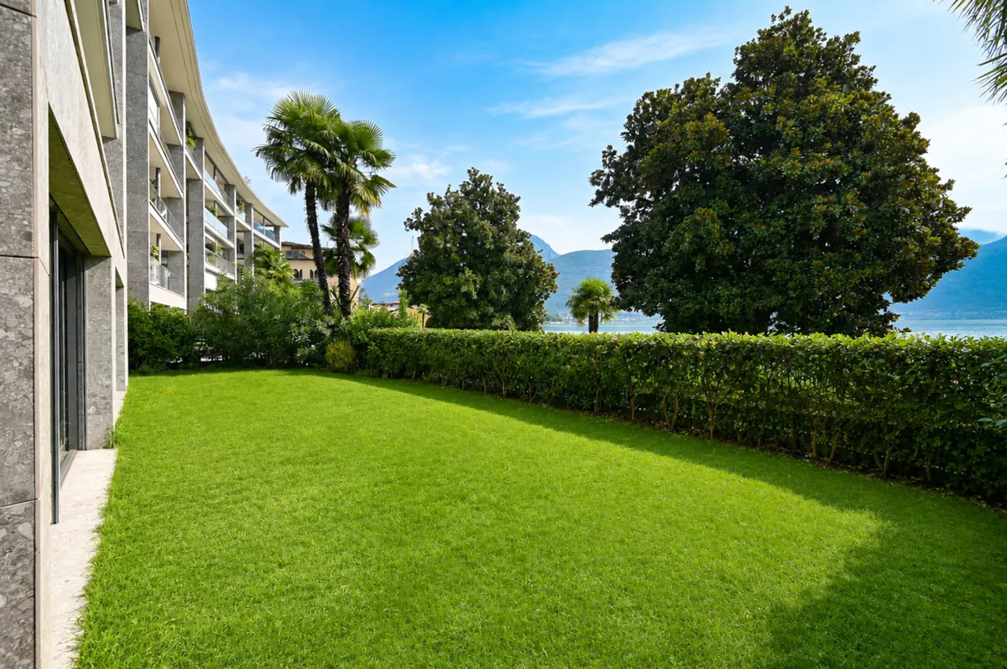 Refined Apartment with Private Garden and Lake View - Photo 5 of 27