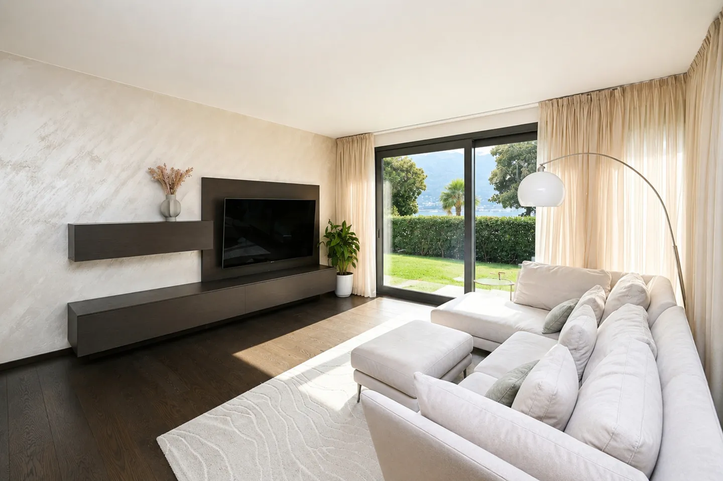 Refined Apartment with Private Garden and Lake View - Photo 6 of 27