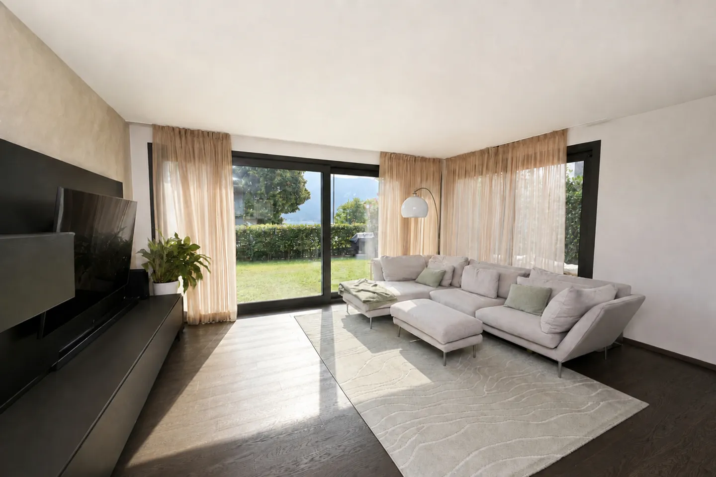 Refined Apartment with Private Garden and Lake View - Photo 7 of 27