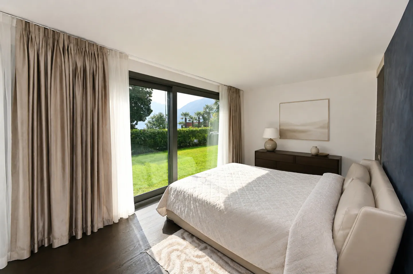 Refined Apartment with Private Garden and Lake View - Photo 13 of 27