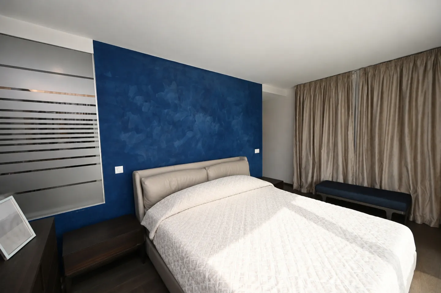 Refined Apartment with Private Garden and Lake View - Photo 14 of 27