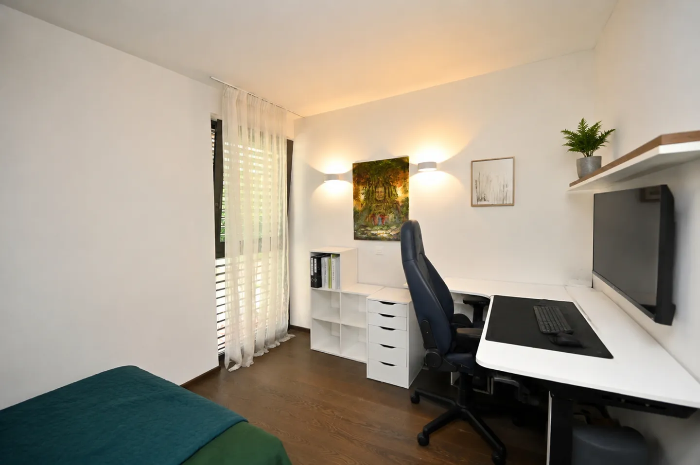 Refined Apartment with Private Garden and Lake View - Photo 15 of 27