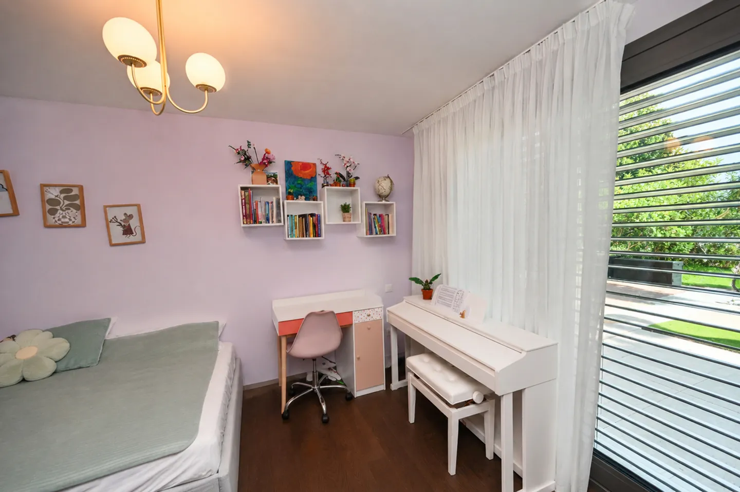 Refined Apartment with Private Garden and Lake View - Photo 17 of 27