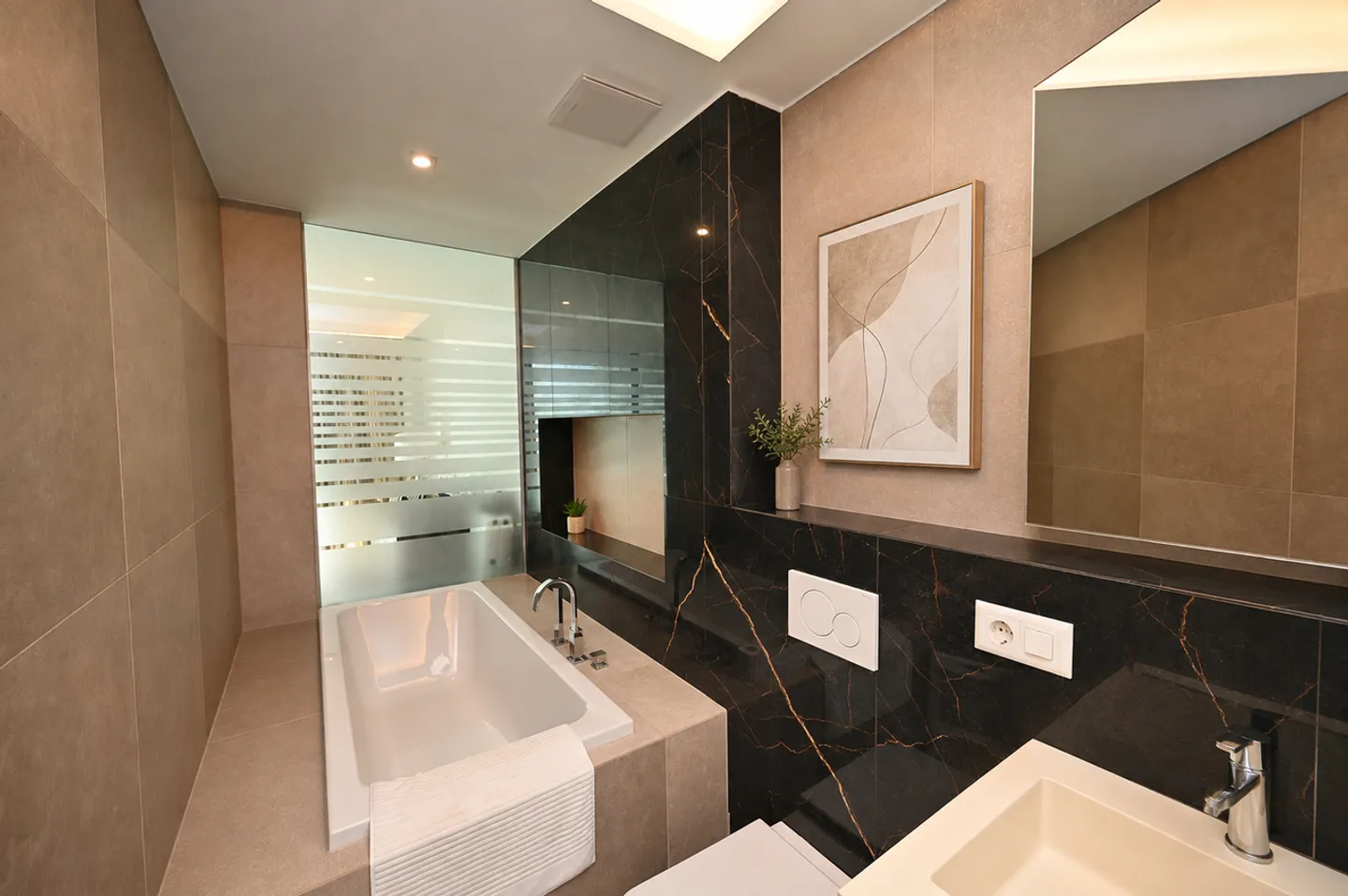 Refined Apartment with Private Garden and Lake View - Photo 18 of 27