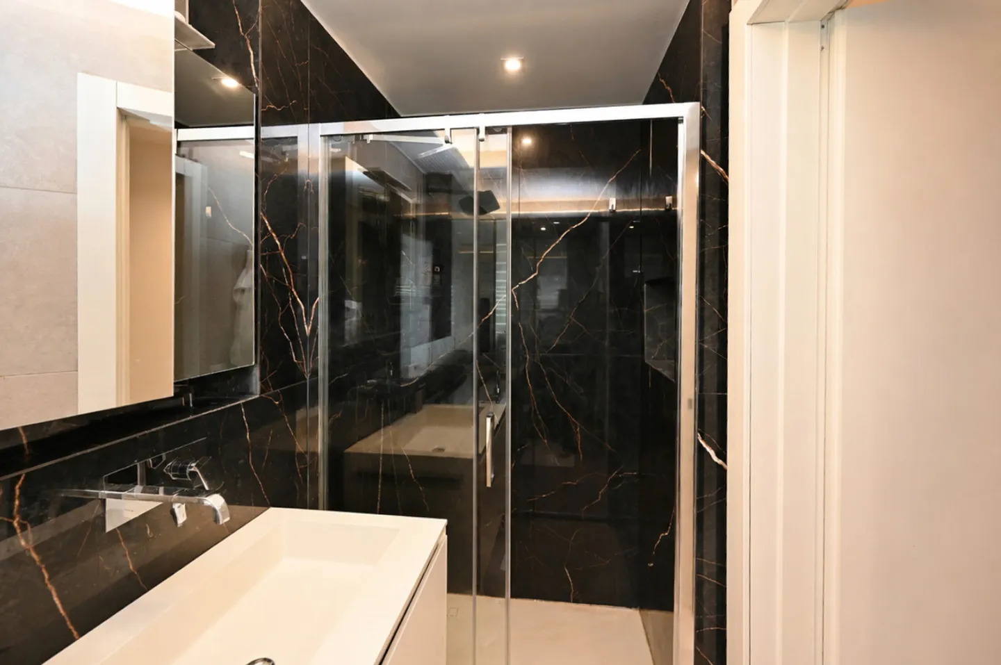 Refined Apartment with Private Garden and Lake View - Photo 19 of 27