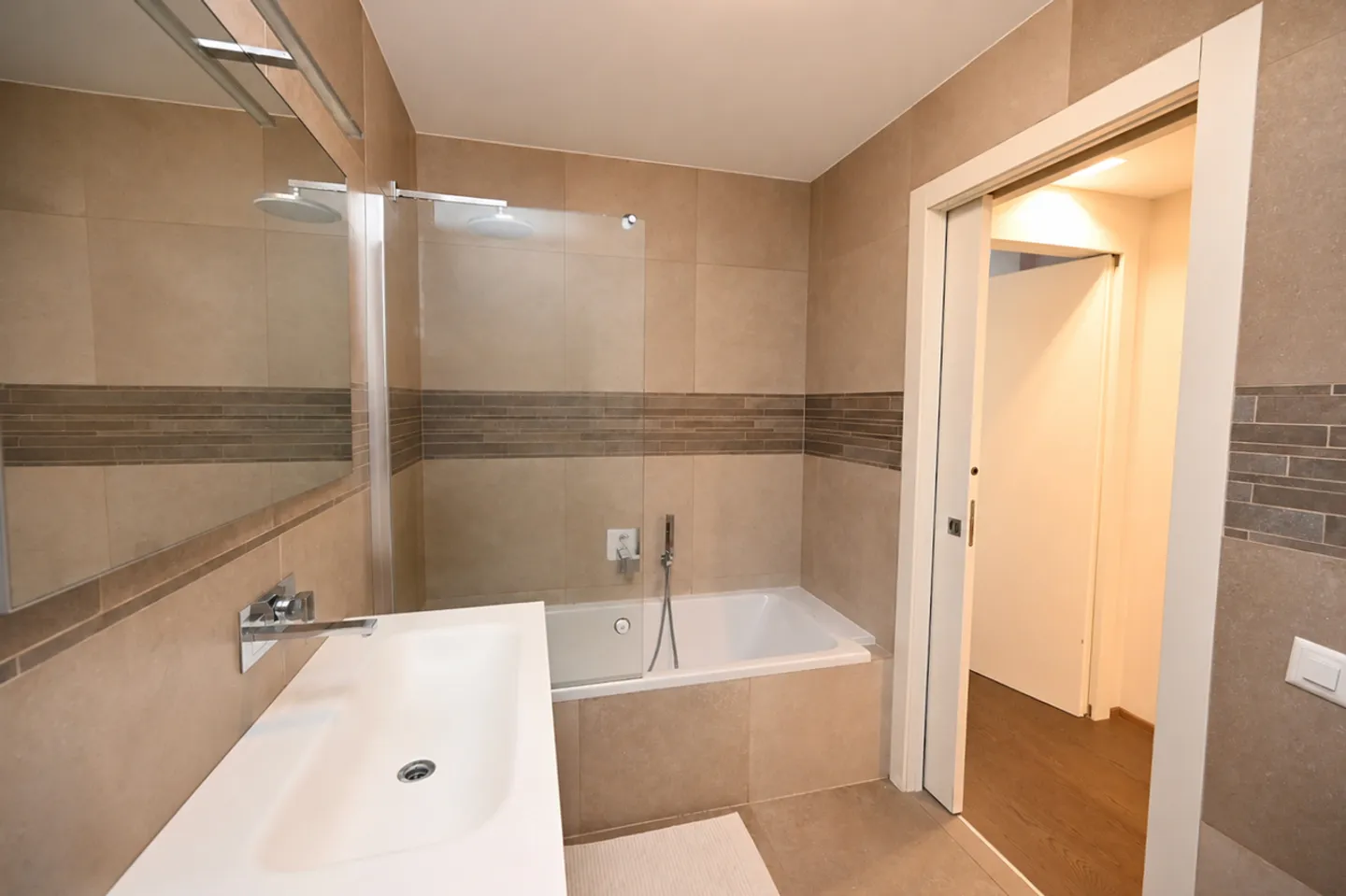 Refined Apartment with Private Garden and Lake View - Photo 20 of 27