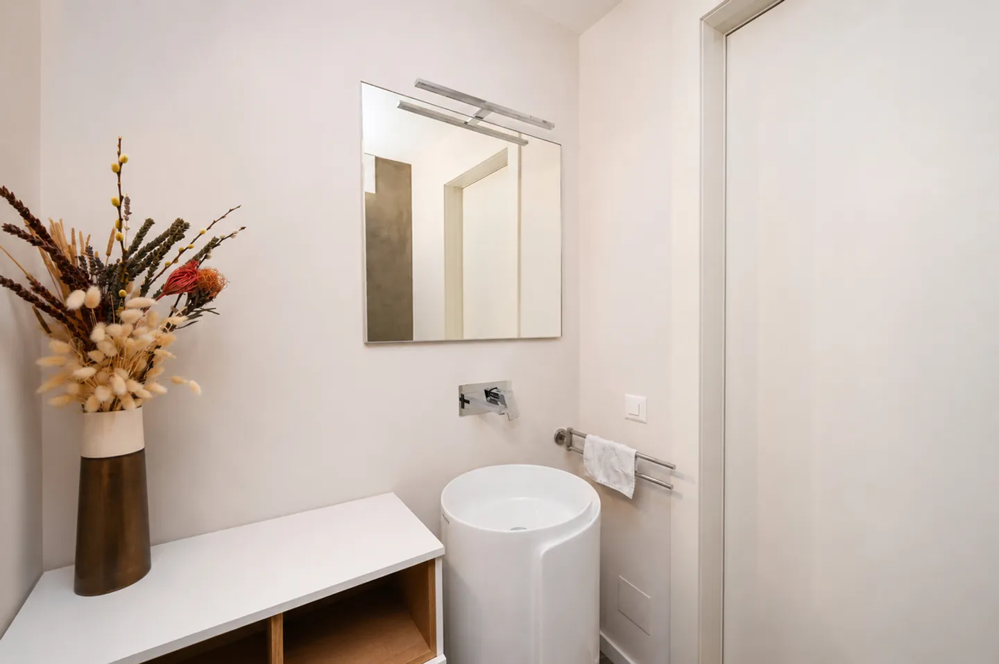 Refined Apartment with Private Garden and Lake View - Photo 21 of 27