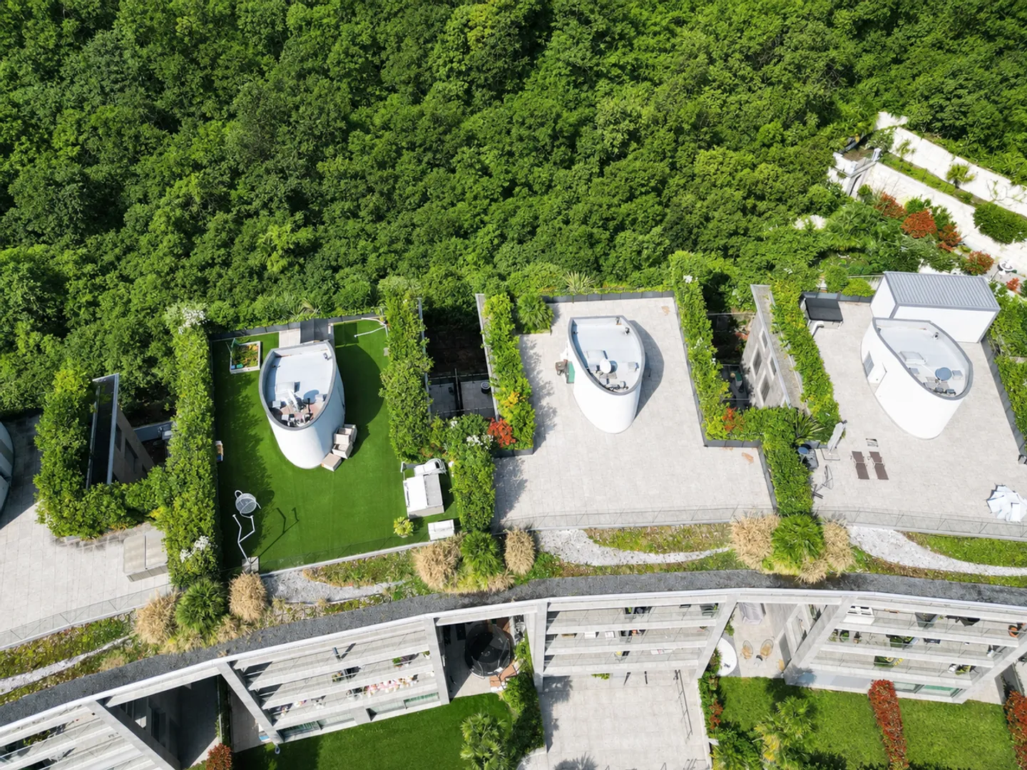 Refined Apartment with Private Garden and Lake View - Photo 23 of 27