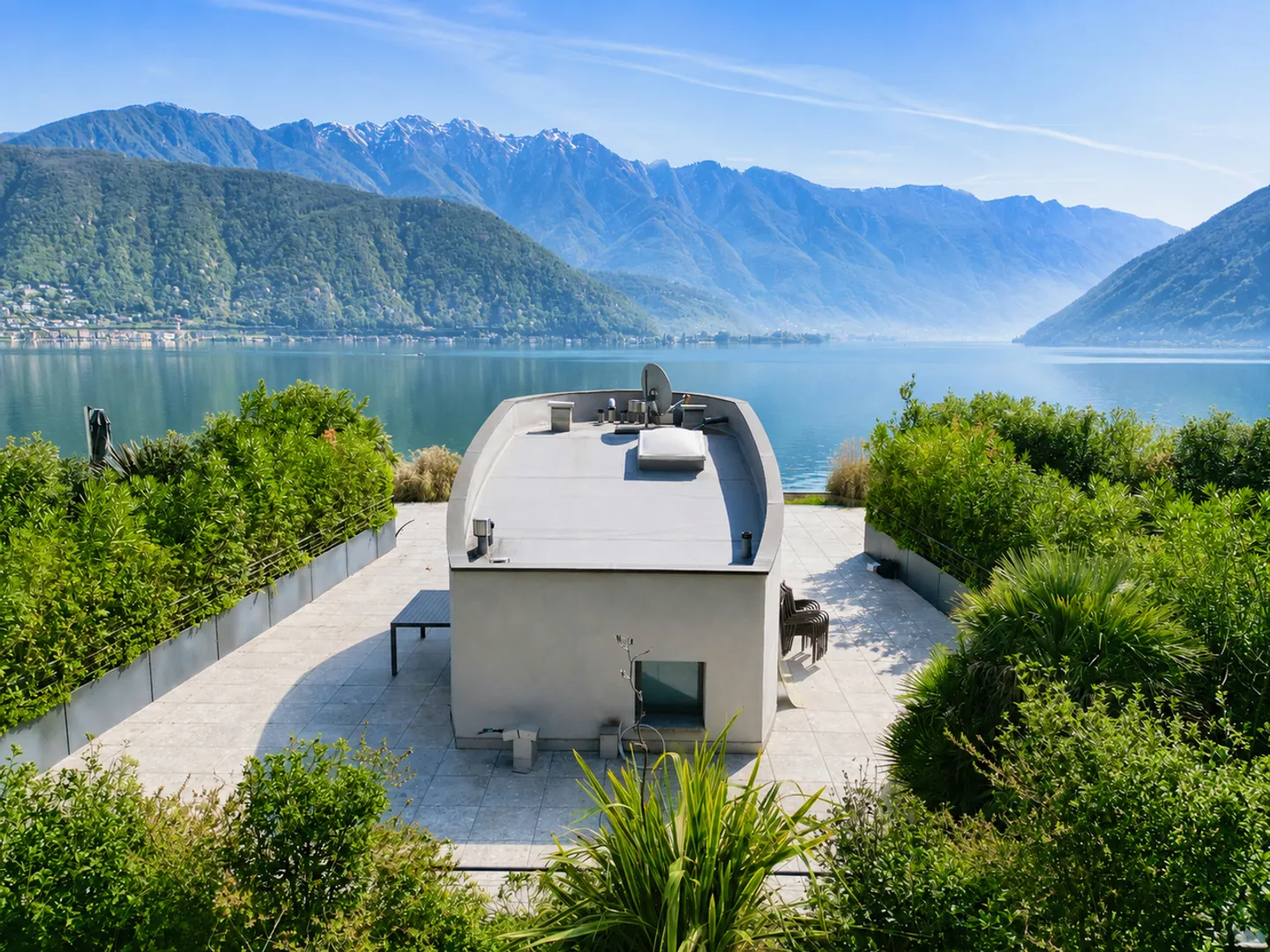 Refined Apartment with Private Garden and Lake View - Photo 25 of 27