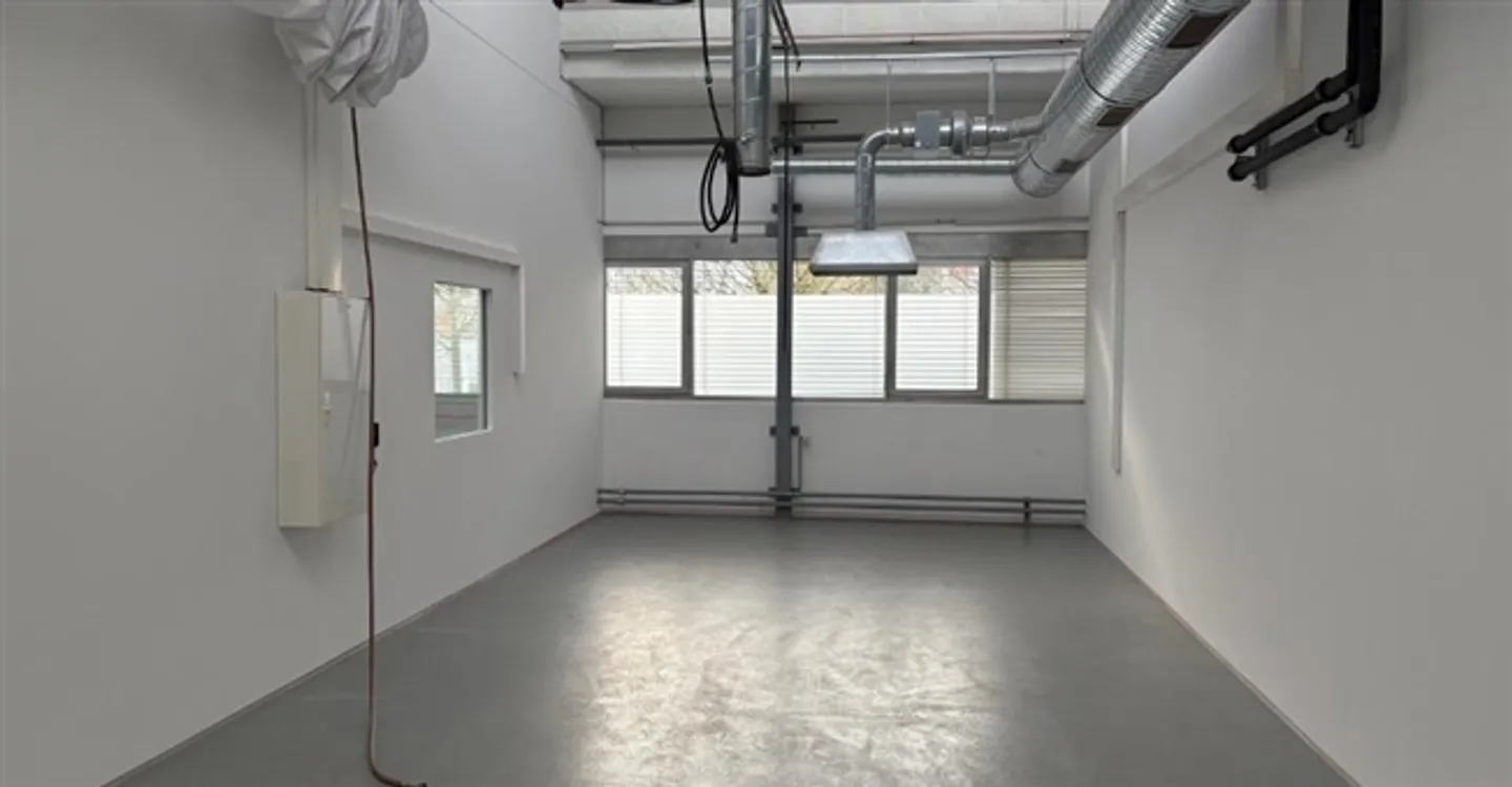 Industry 2 rooms - Photo 4 of 7