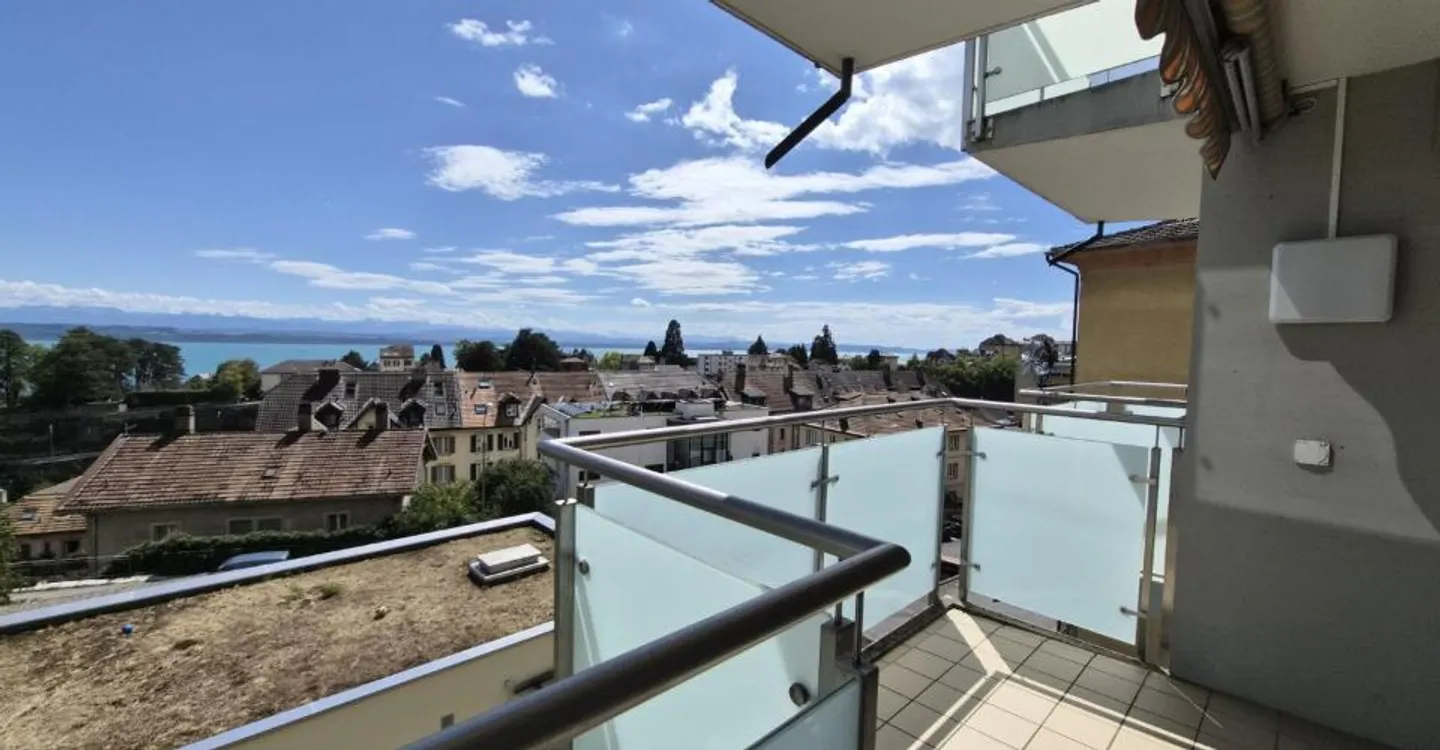 Studio ristrutturato con vista lago - Foto 1 di 8
