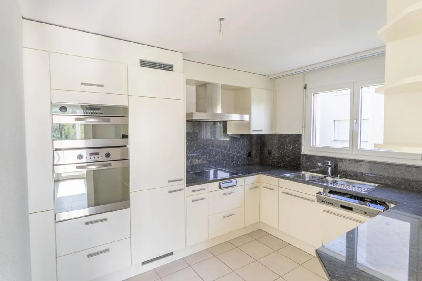 Ampio appartamento di 4½ locali con balcone vetrato - Foto 2 di 7