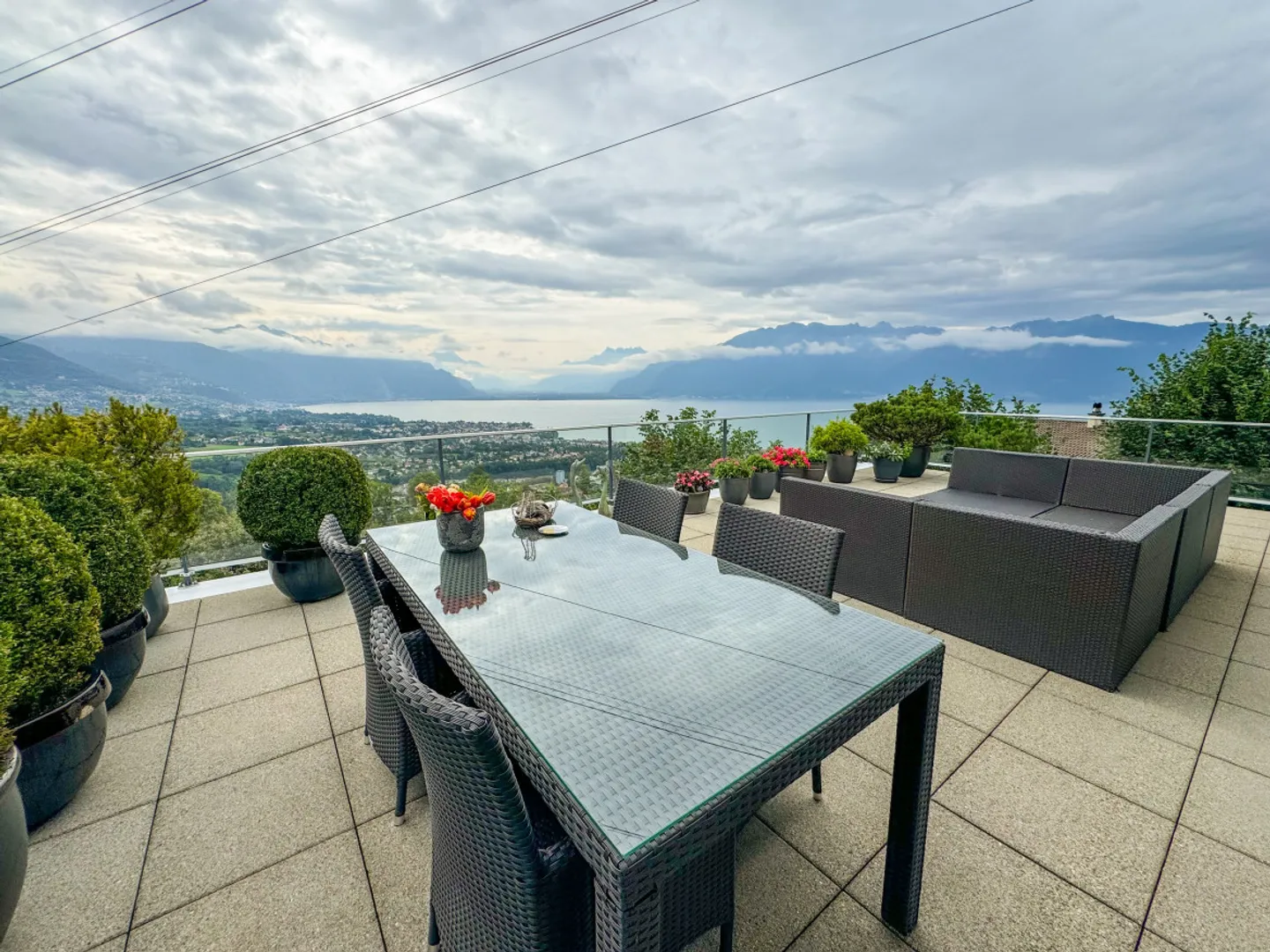 MEUBLÉ - SPECTACULAIRE APPARTEMENT DE 5.5 PIÈCES AVEC VUE SUR LE LAC - Photo 1 sur 11