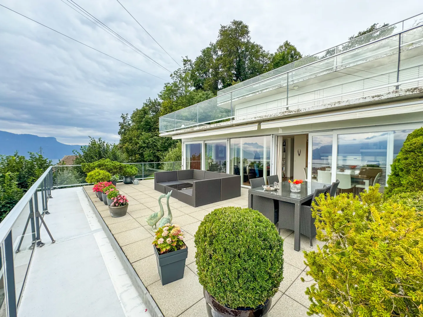 MEUBLÉ - SPECTACULAIRE APPARTEMENT DE 5.5 PIÈCES AVEC VUE SUR LE LAC - Photo 2 sur 11